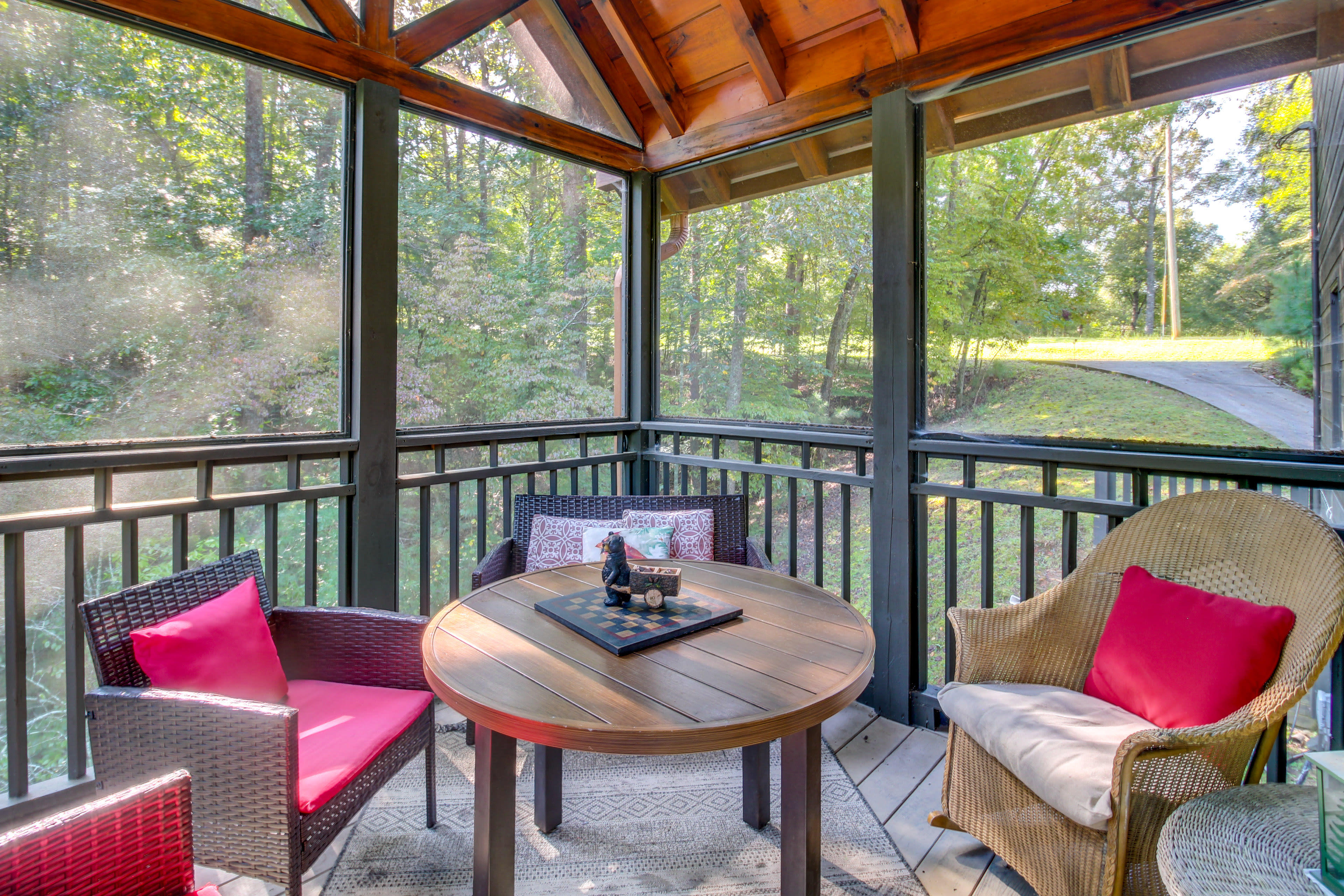 Screened Patio | Outdoor Dining