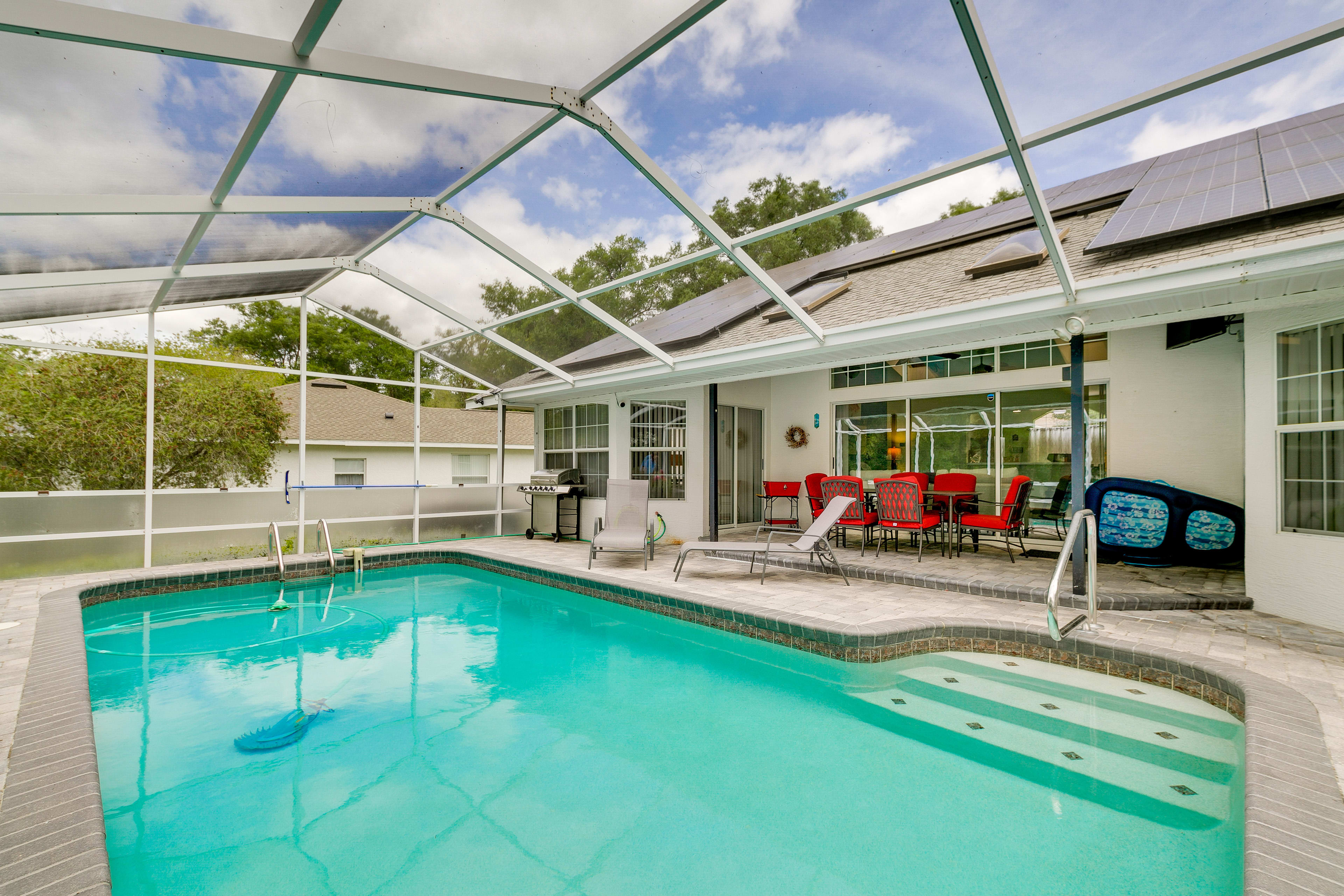 Sunny Florida Home w/ Pool: Near Rainbow Springs!