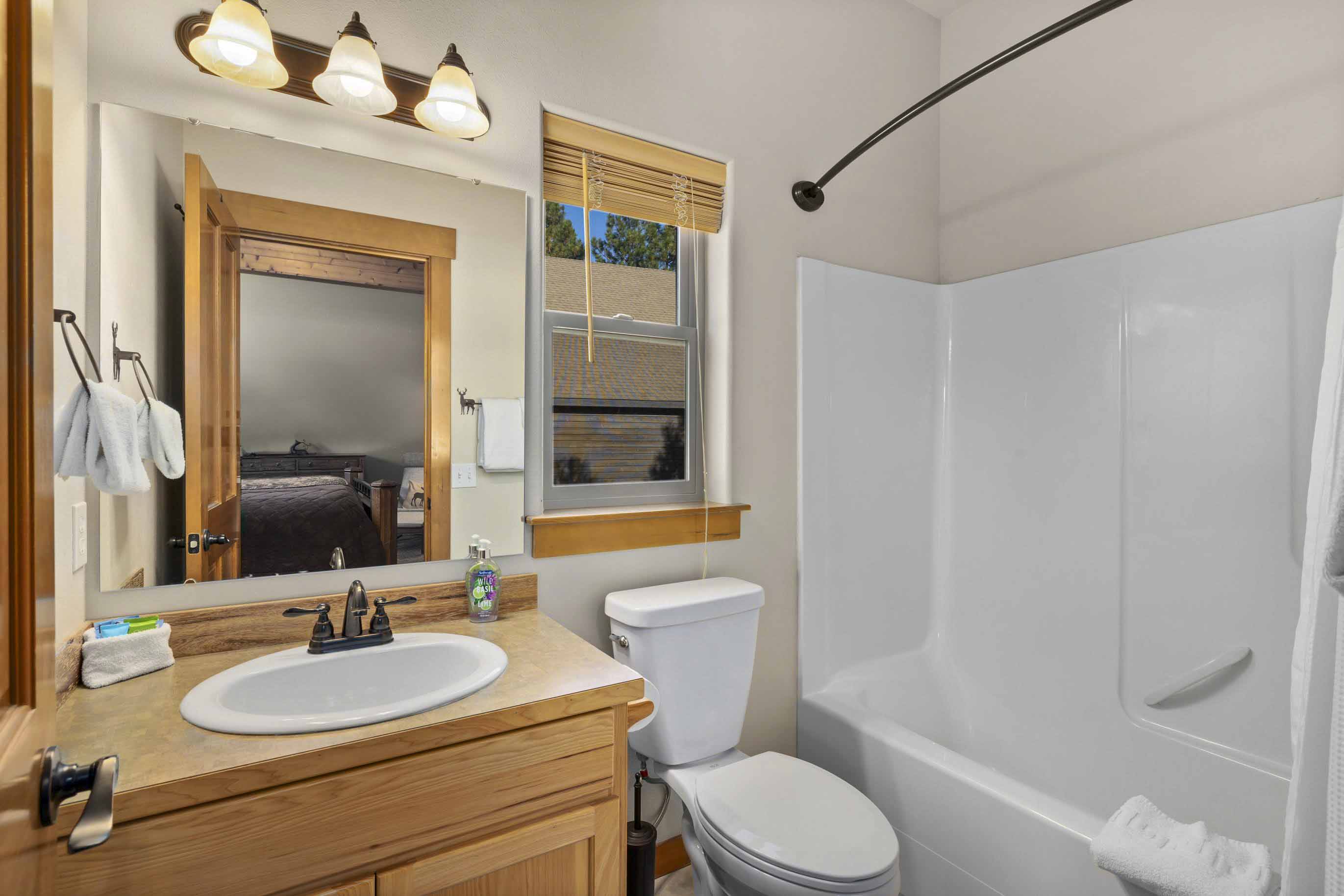 En-Suite Bathroom | Towels Provided | Complimentary Toiletries