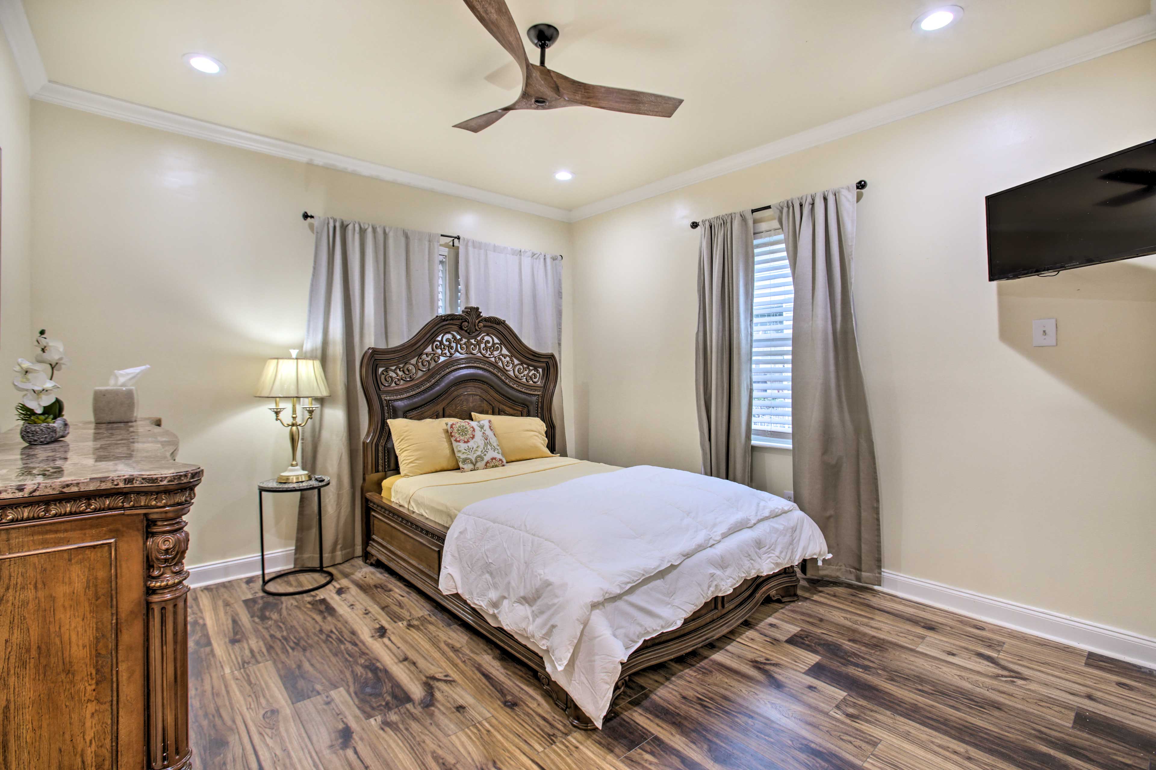 Bedroom 1 | Queen Bed | Smart TV | Linens Provided