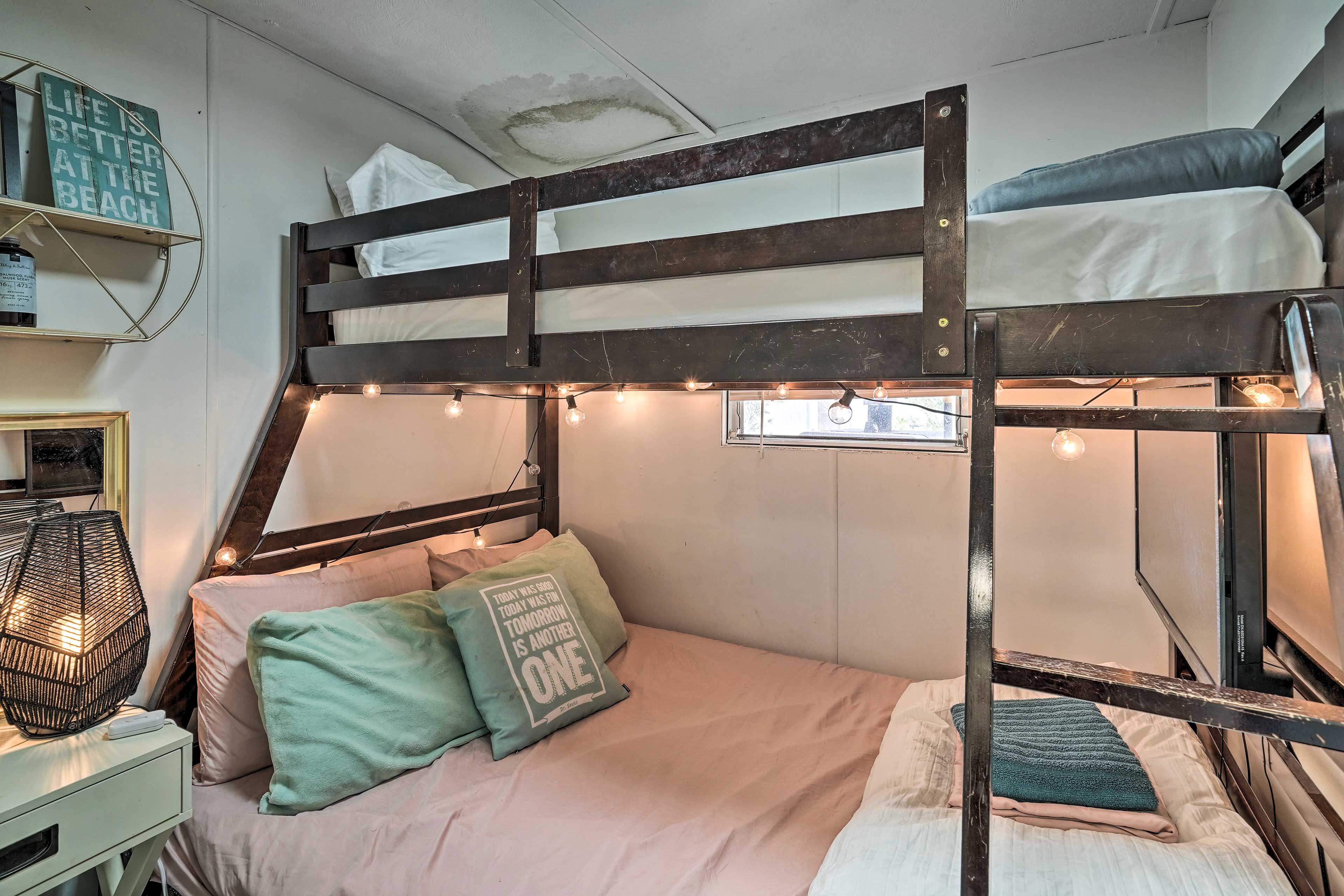 Bedroom 3 | Twin/Full Bunk Bed