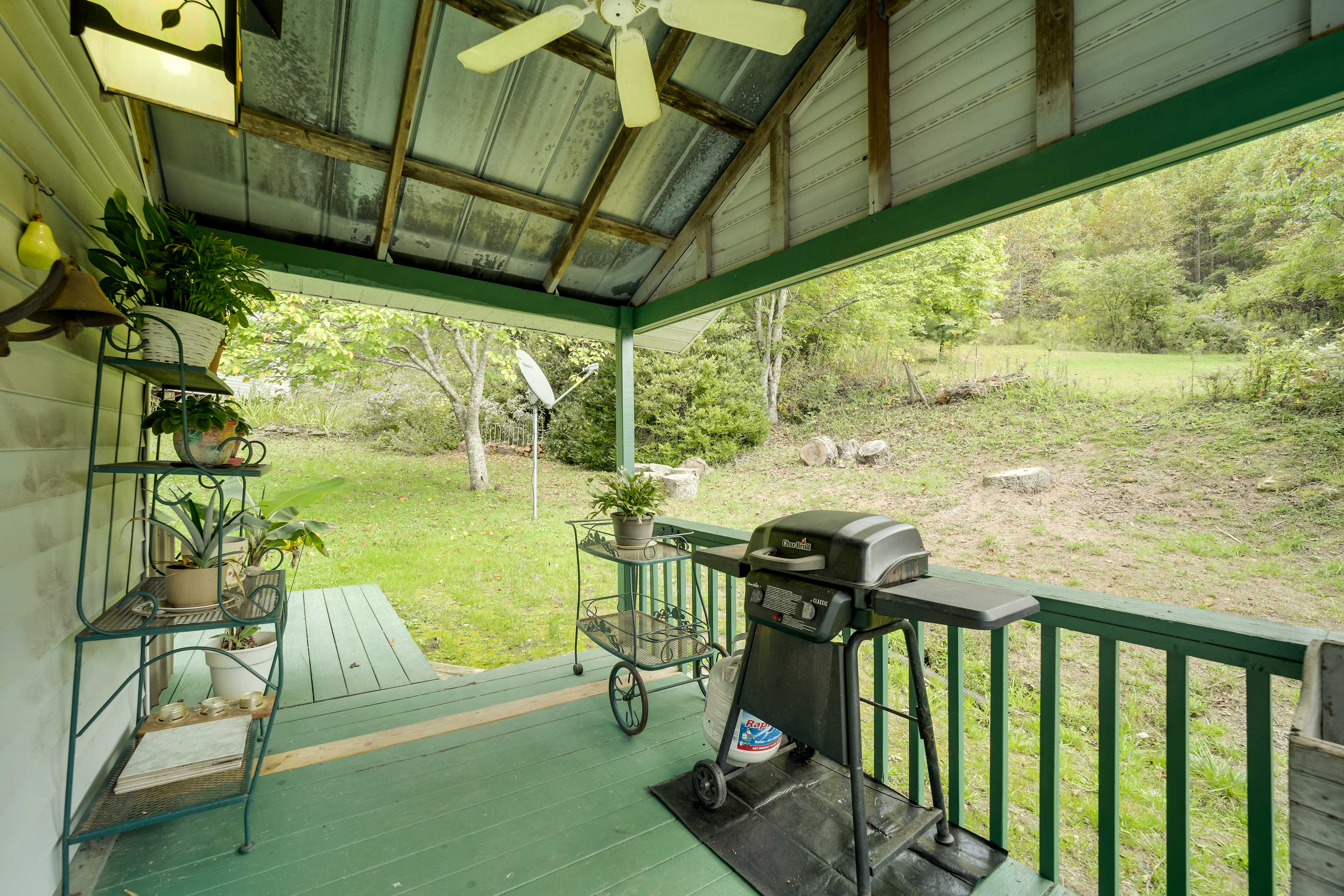 Decks | Gas Grill | Dining Area