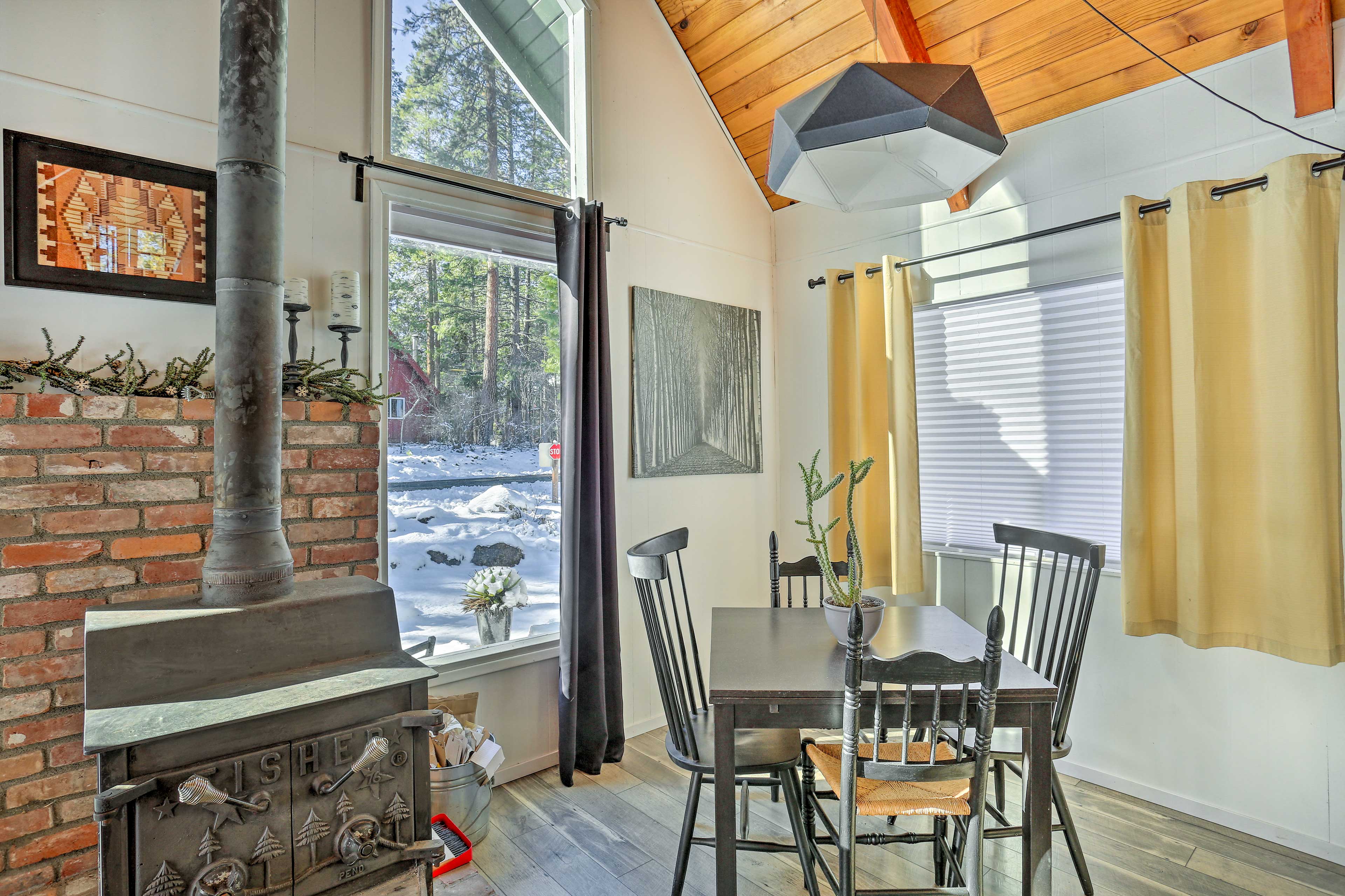 Dining Area | Dishware & Flatware Provided