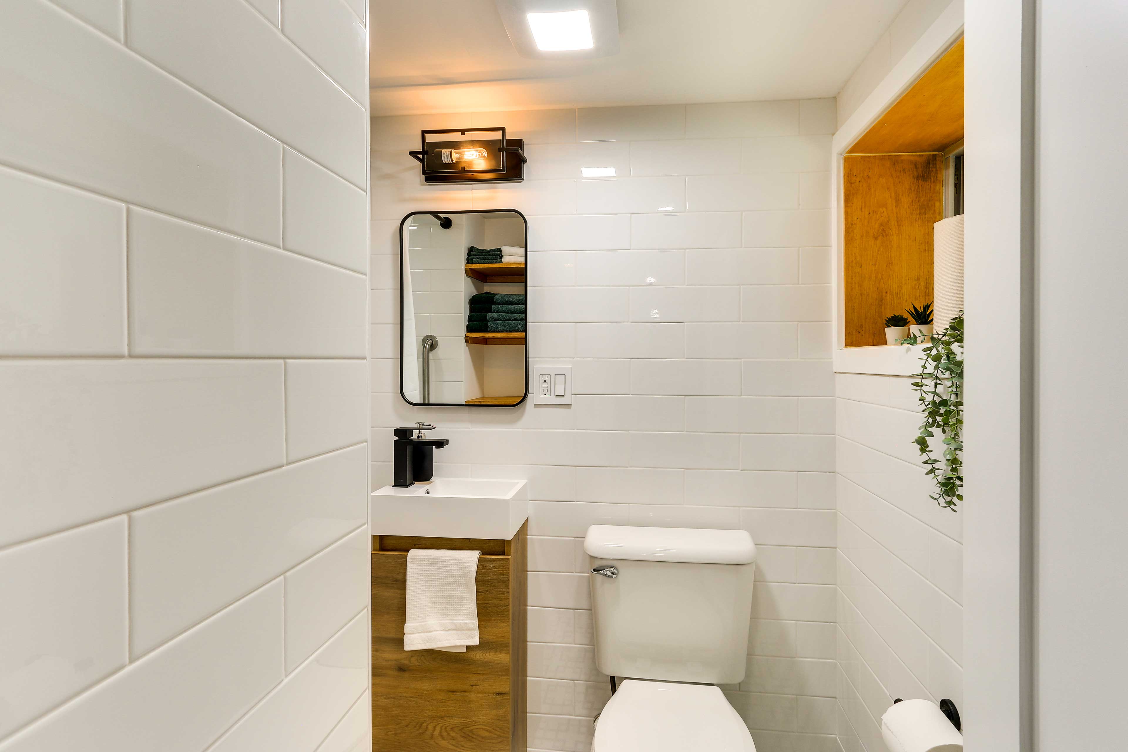 Full Bathroom | Towels Provided | Complimentary Toiletries