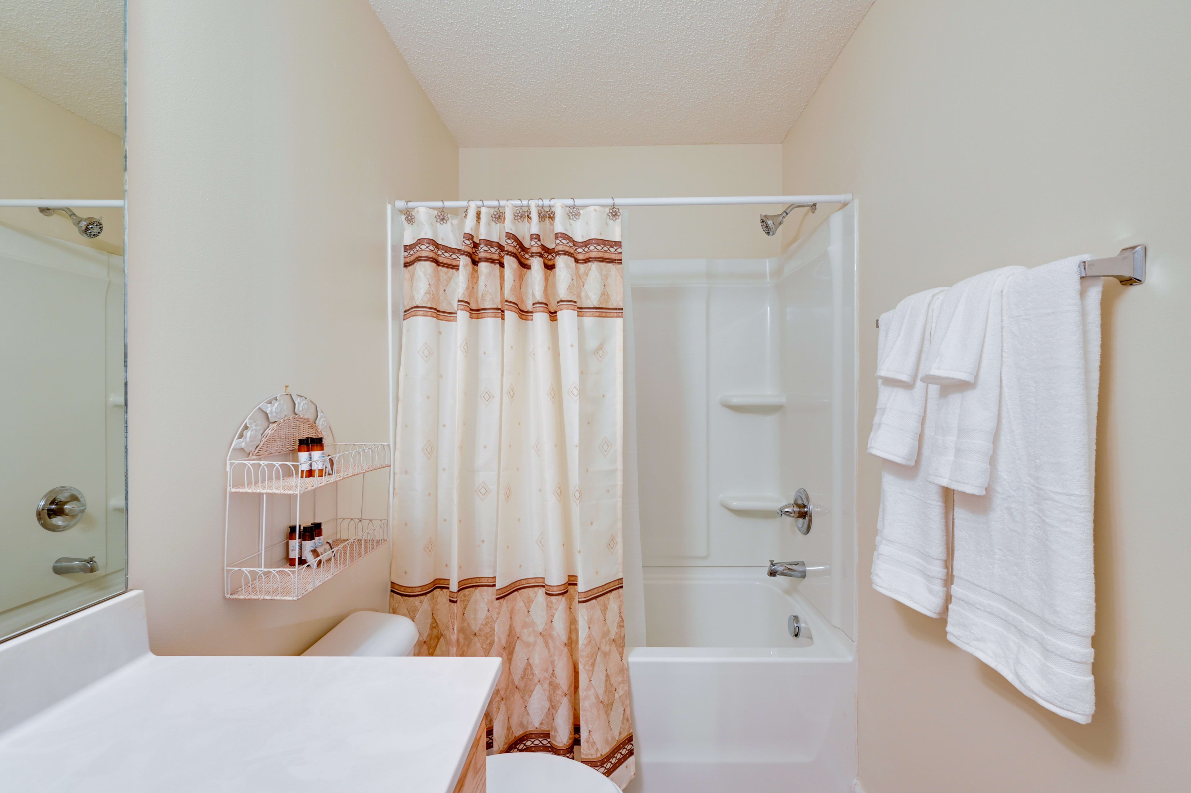 Full Bathroom | 2nd Floor | Complimentary Toiletries