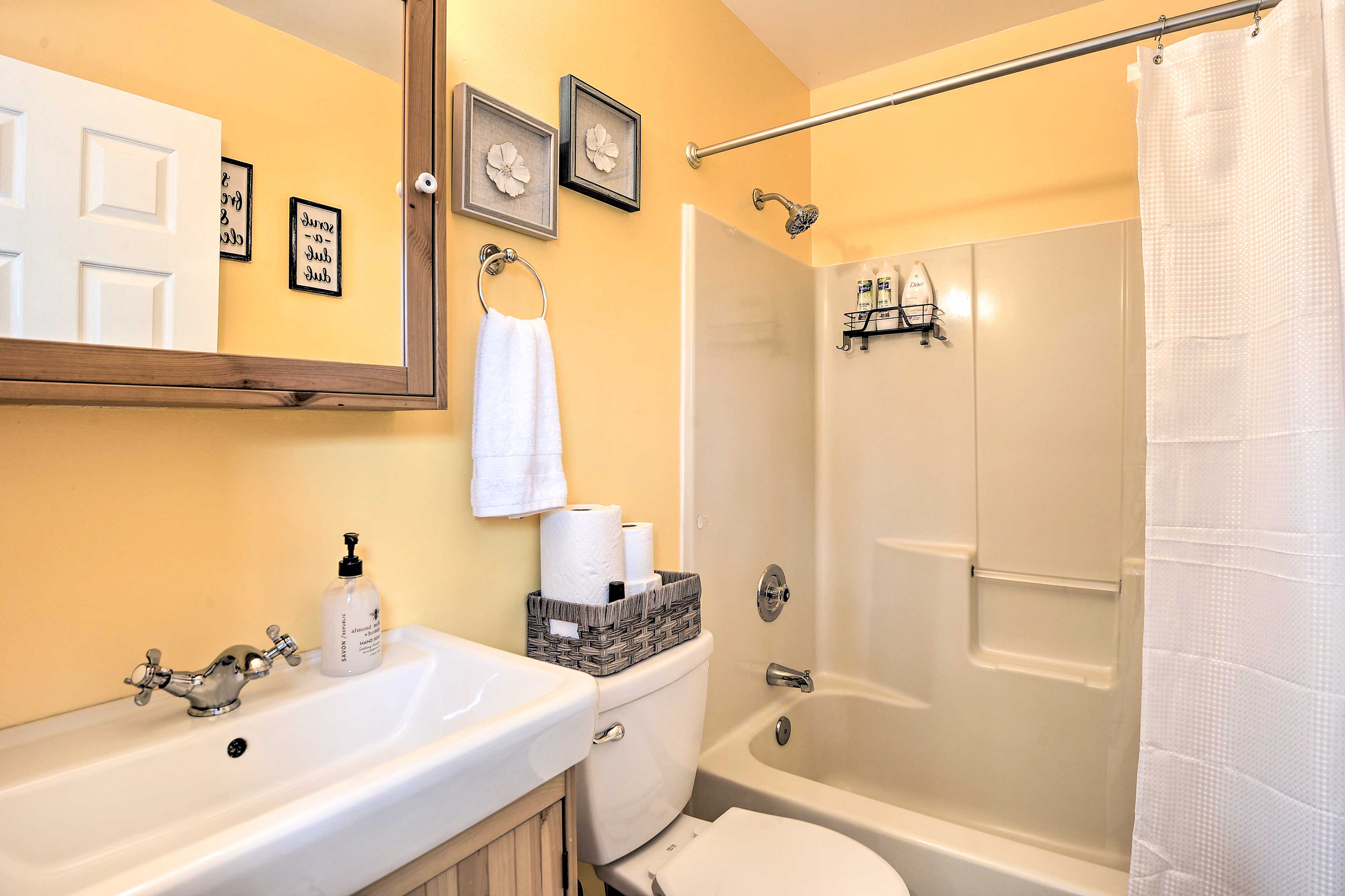 En-Suite Bathroom | Towels Provided | Complimentary Toiletries