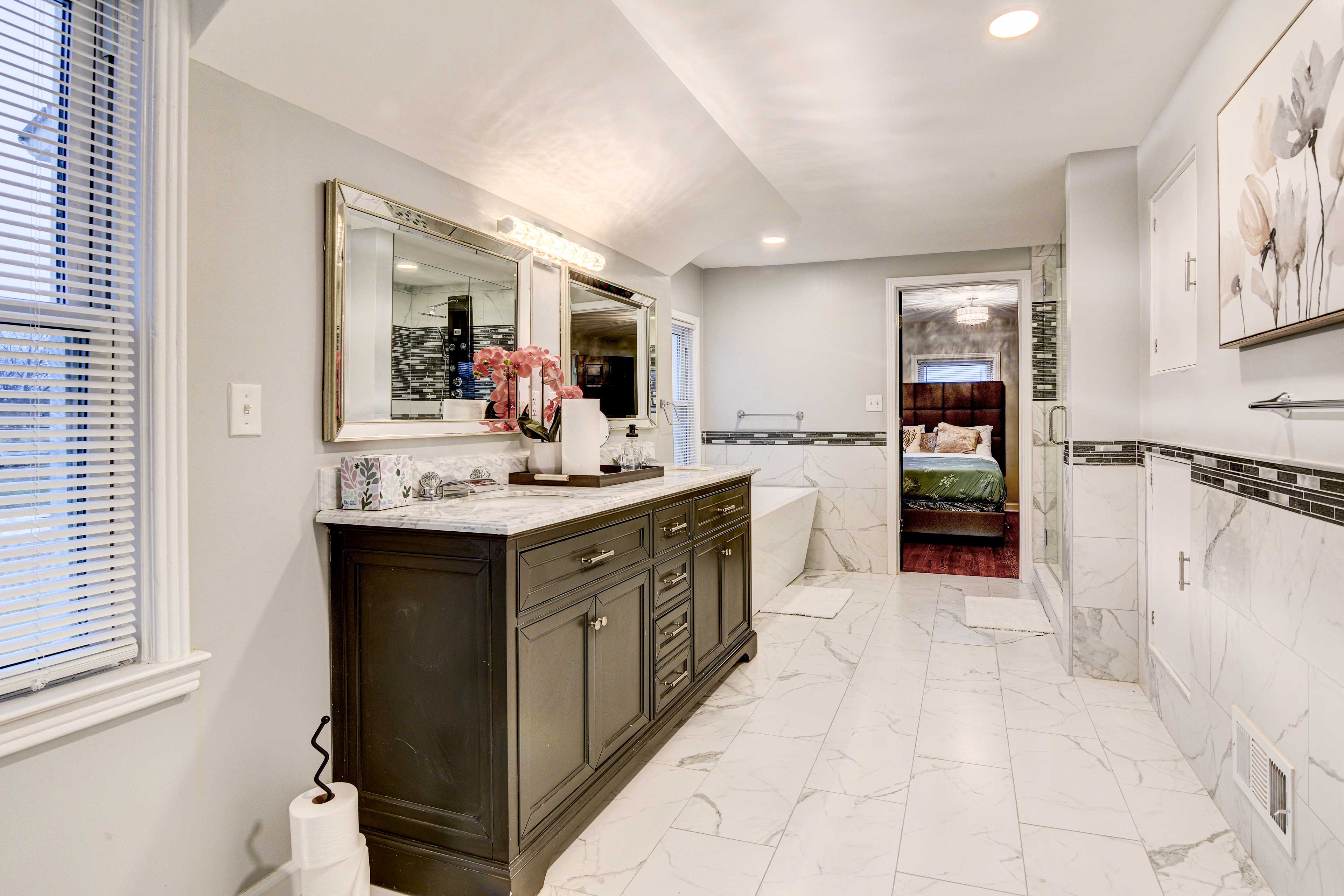 Full Bathroom | 3rd Floor | Complimentary Toiletries | Soaking Tub