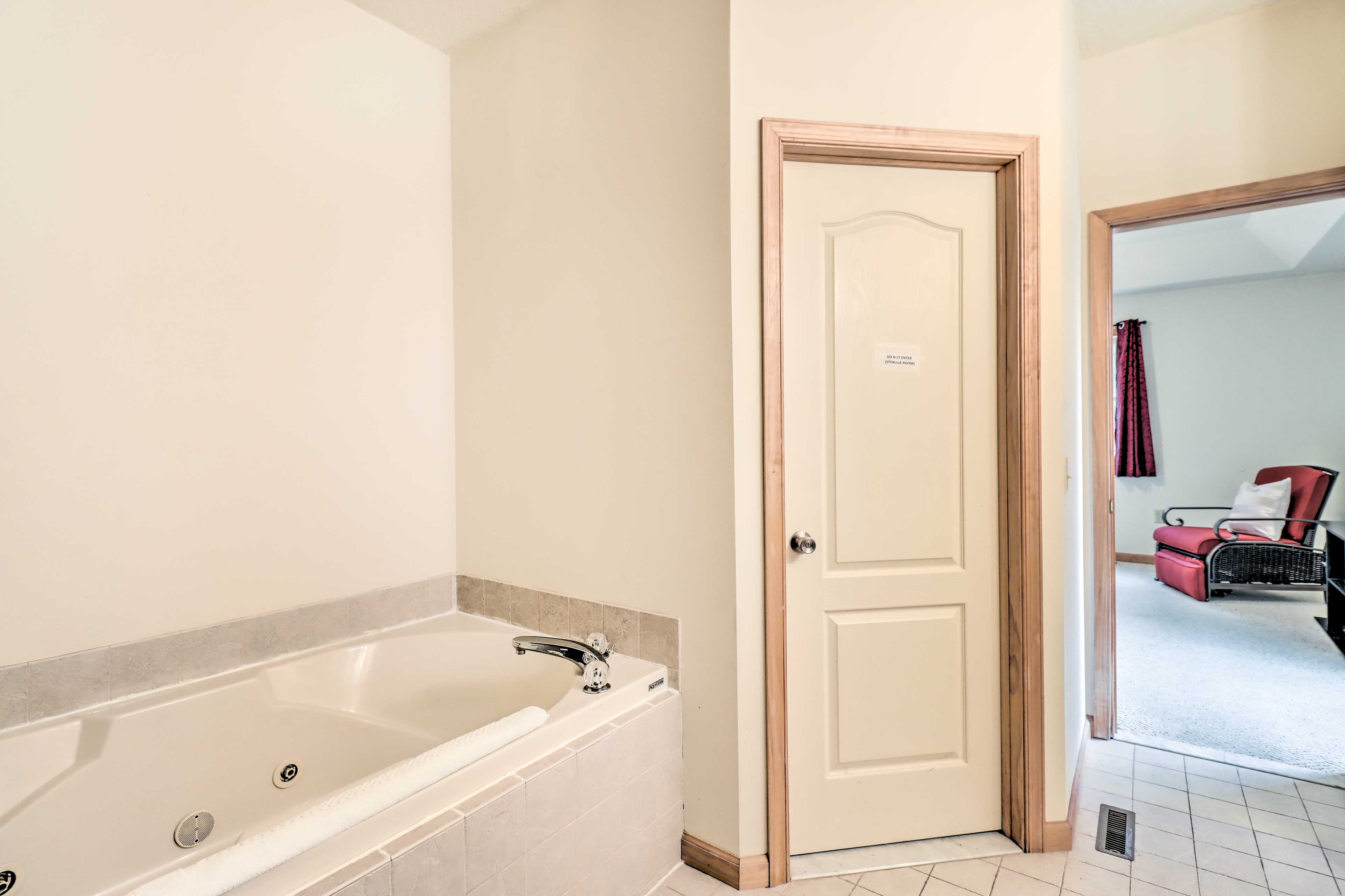 Full Bathroom | Towels Provided | Complimentary Toiletries | Jetted Tub