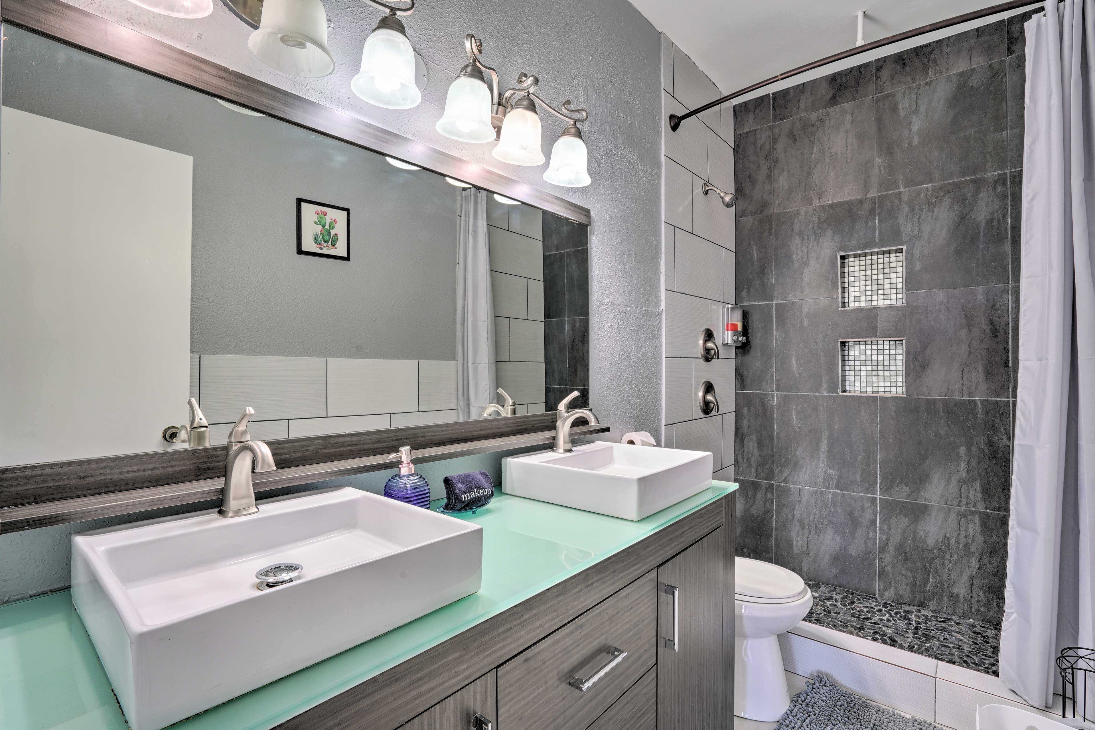 En-Suite Bathroom | Complimentary Toiletries