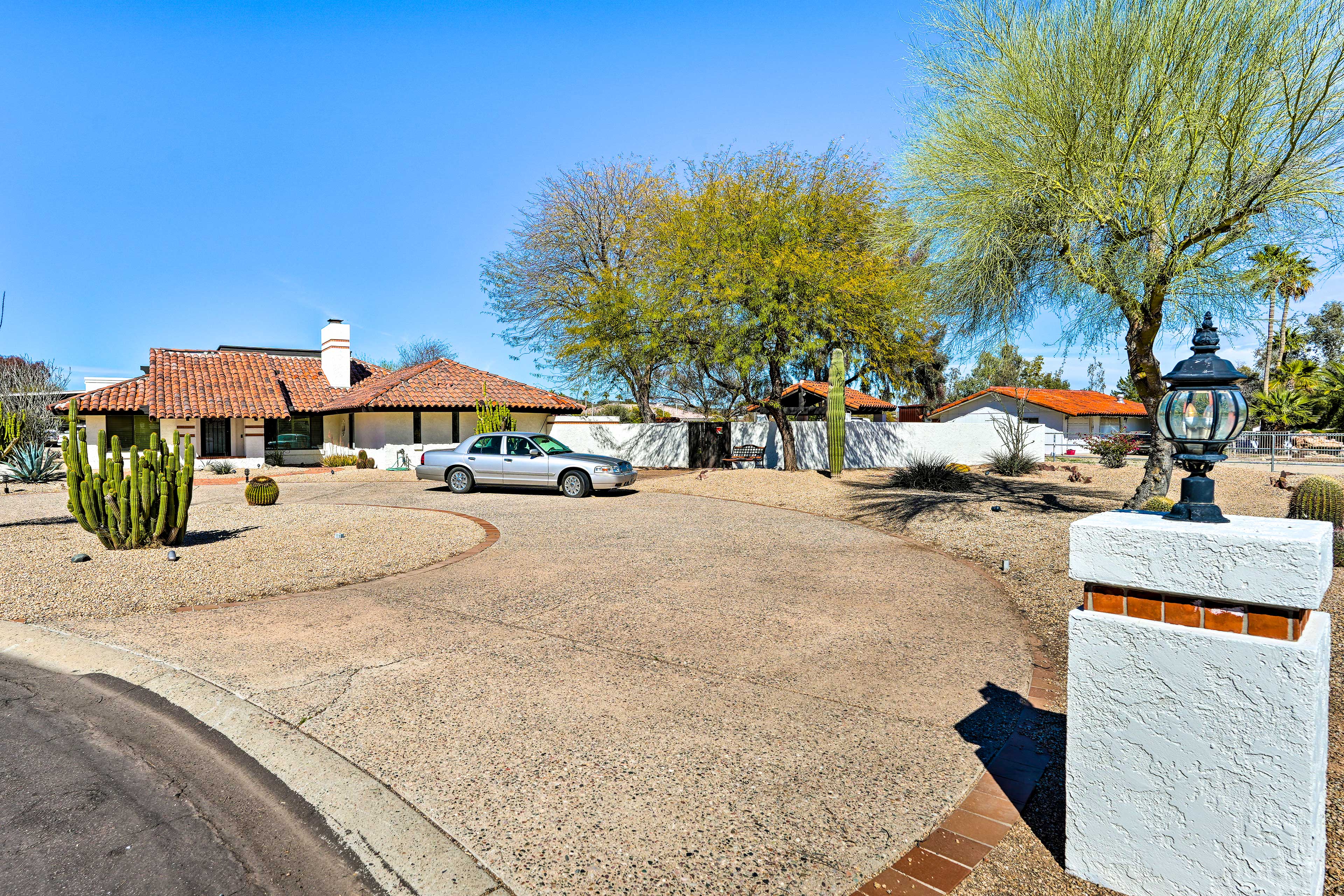 Parking | Driveway (12 Vehicles)