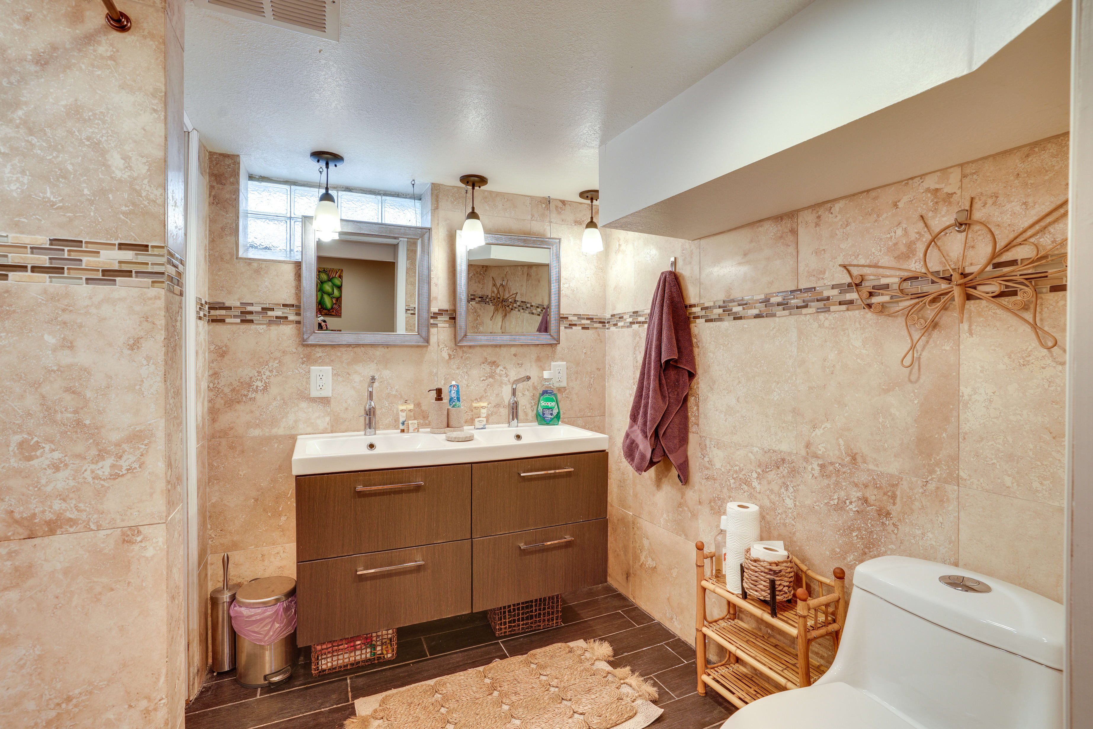 Full Bathroom | 1st Floor | Towels Provided