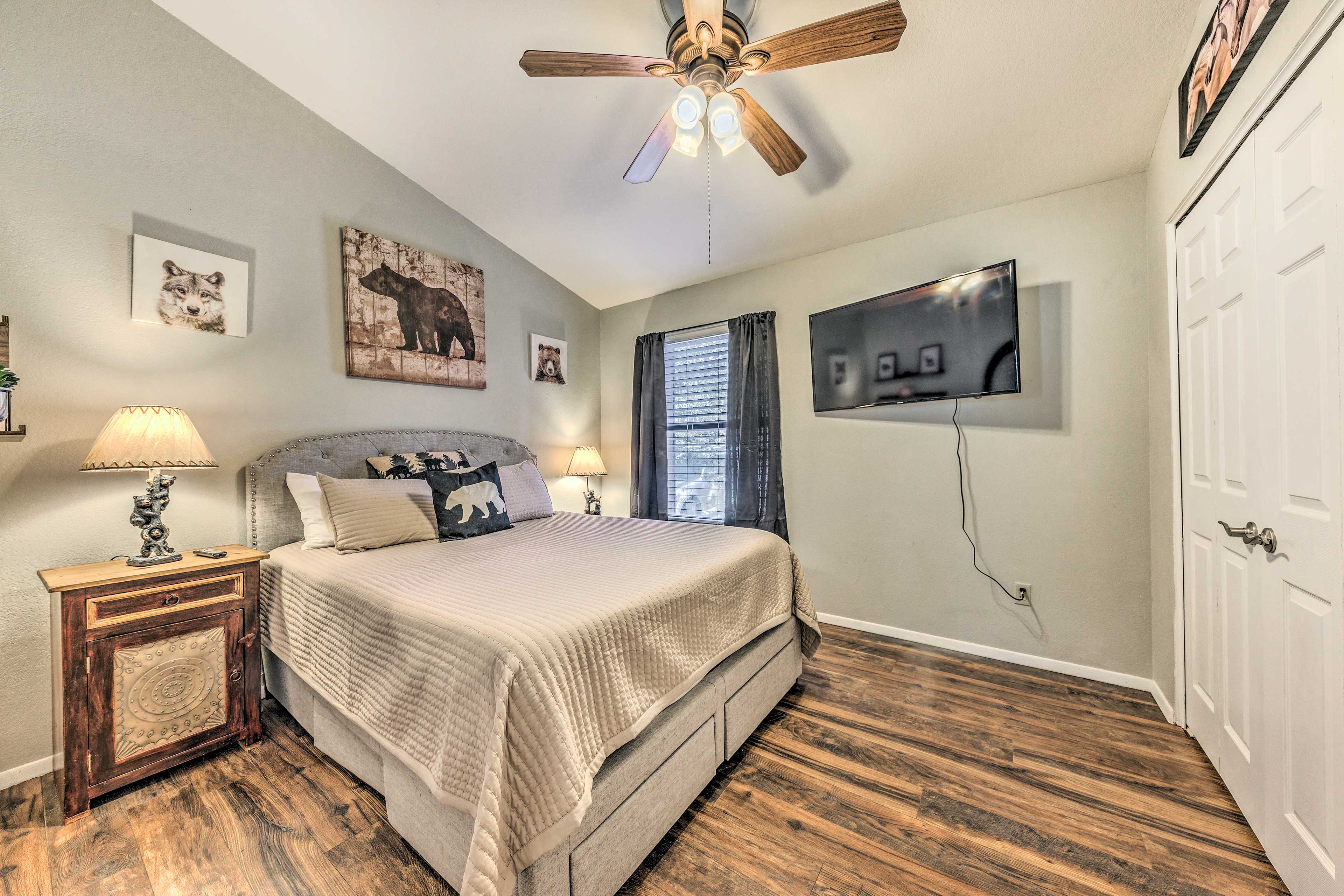 Bedroom 1 | Queen Bed | Smart TV | 2nd Floor