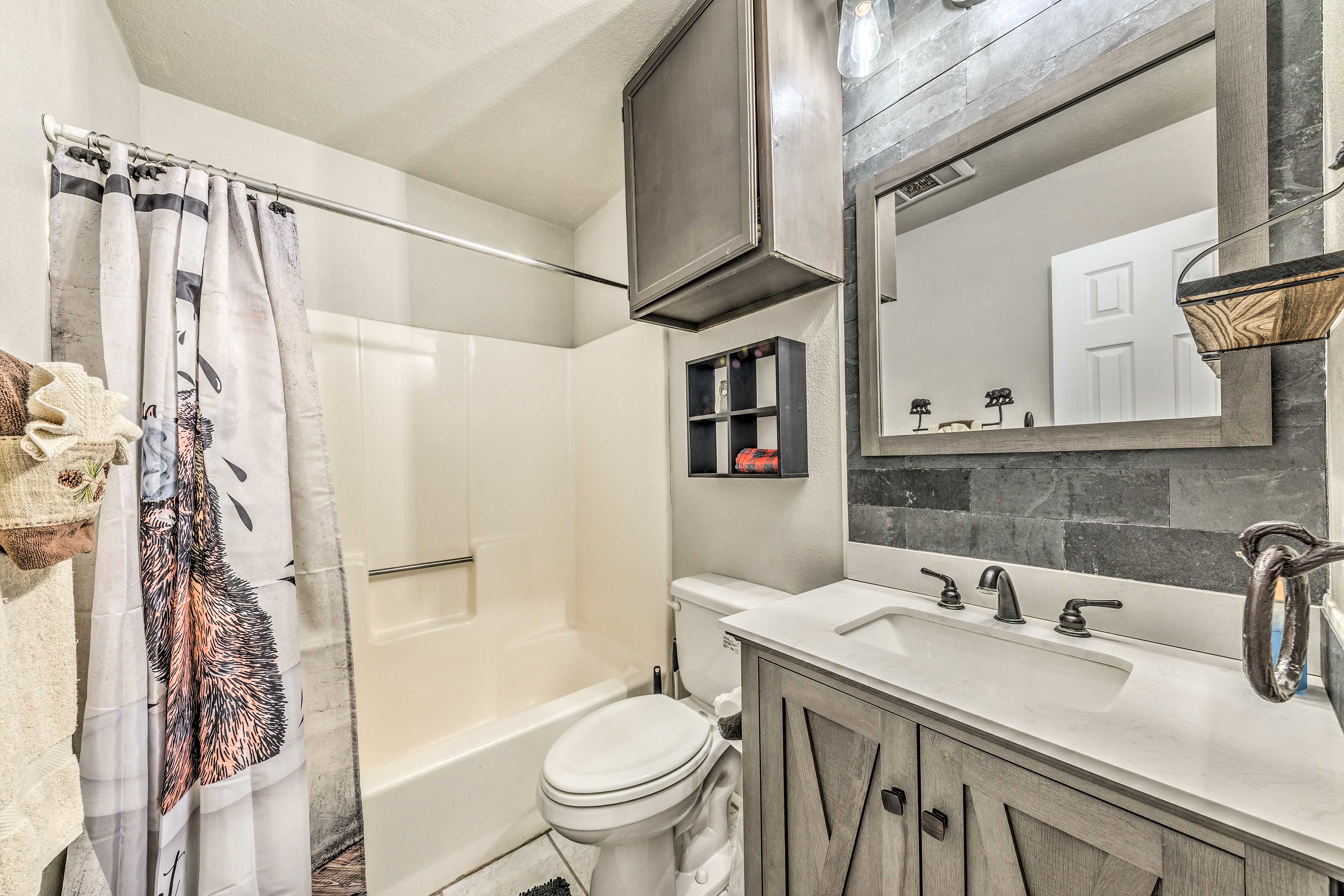 Full Bathroom | Towels Provided | 2nd Floor