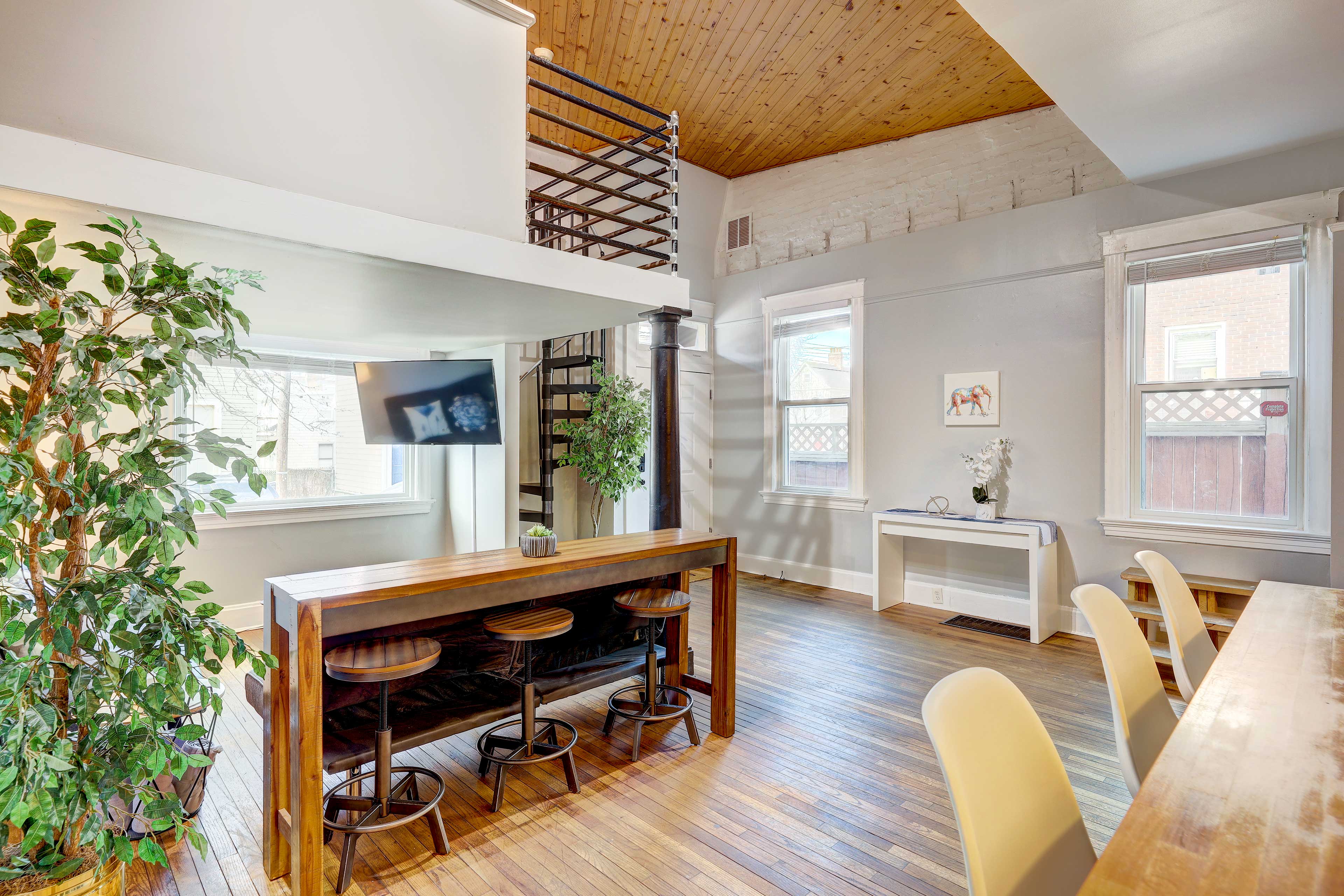 Dining Area | Dishware & Flatware Provided