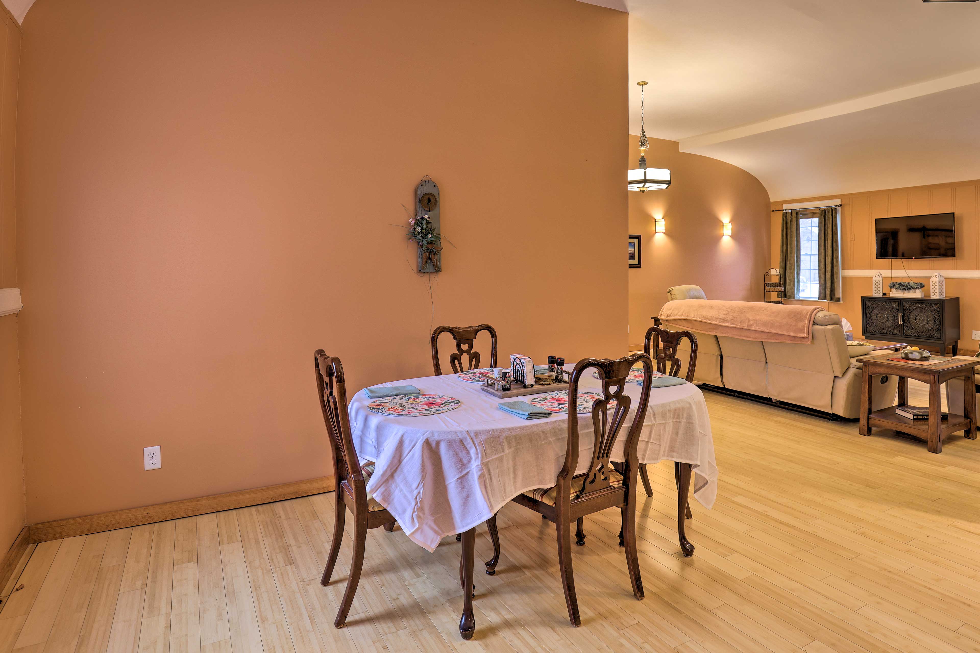 Dining Area | Dishware & Flatware Provided