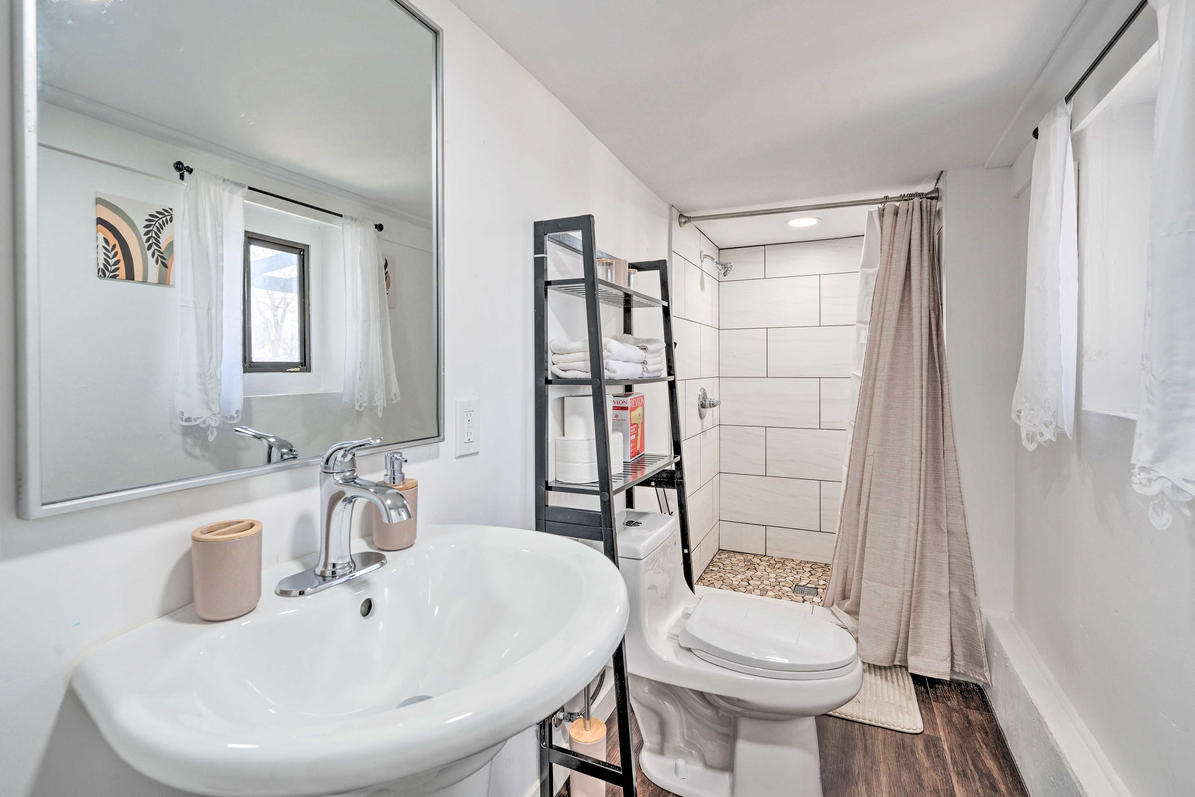 Full Bathroom | Towels Provided | Complimentary Toiletries