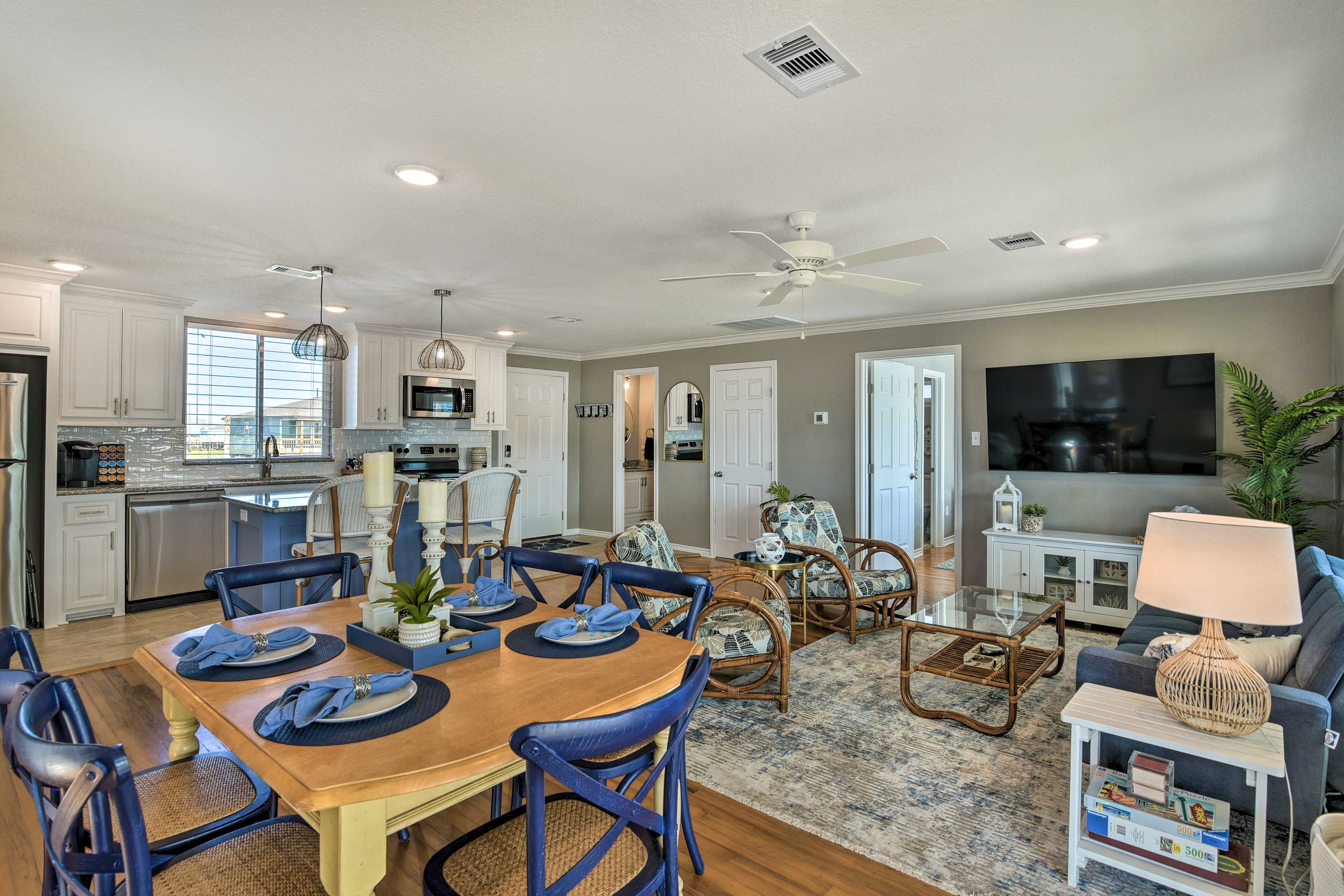 Dining Area | Dishware & Flatware Provided