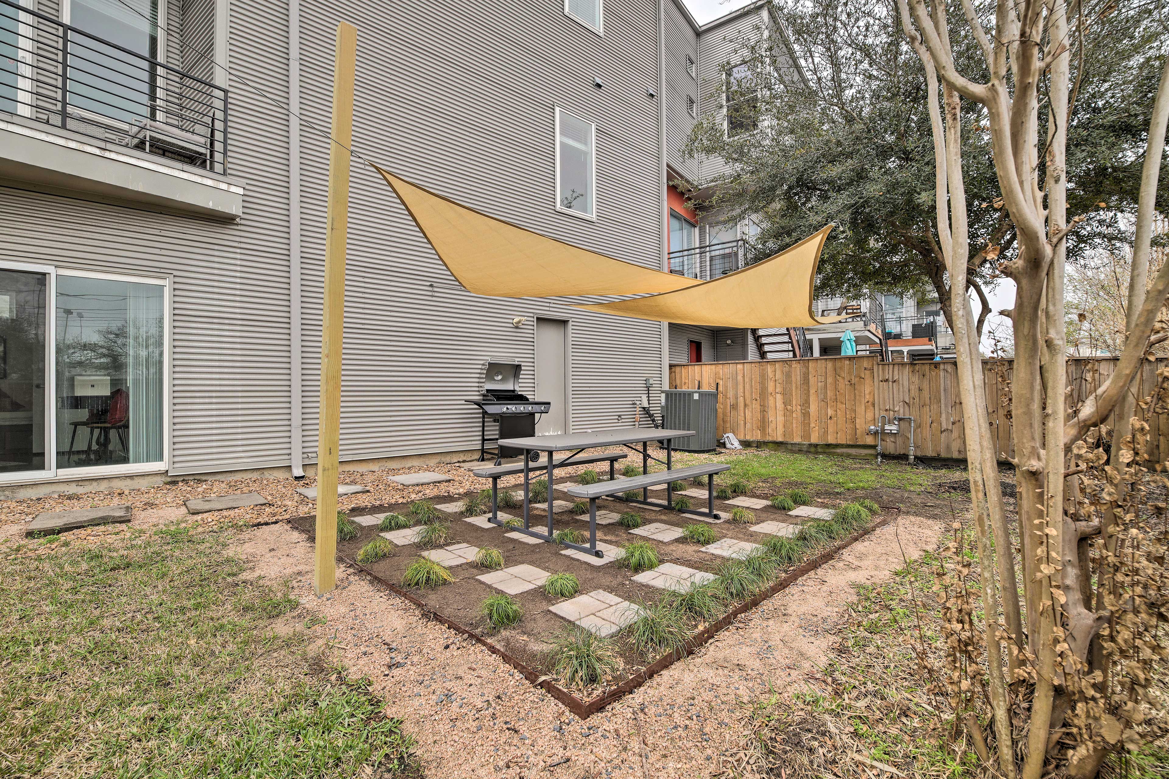 Private Backyard | 4 Mi to Museum District