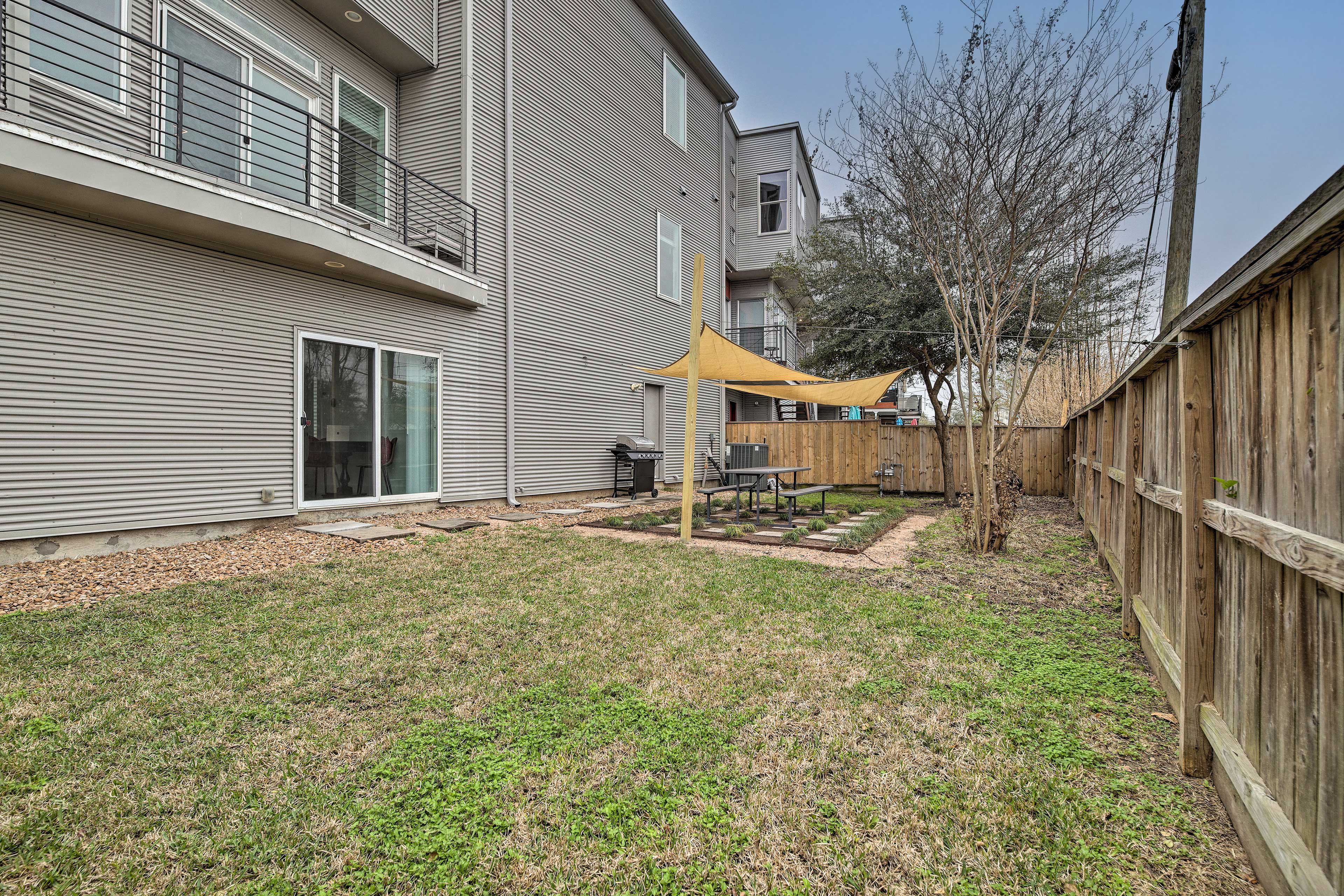 Private Backyard | Gas Grill