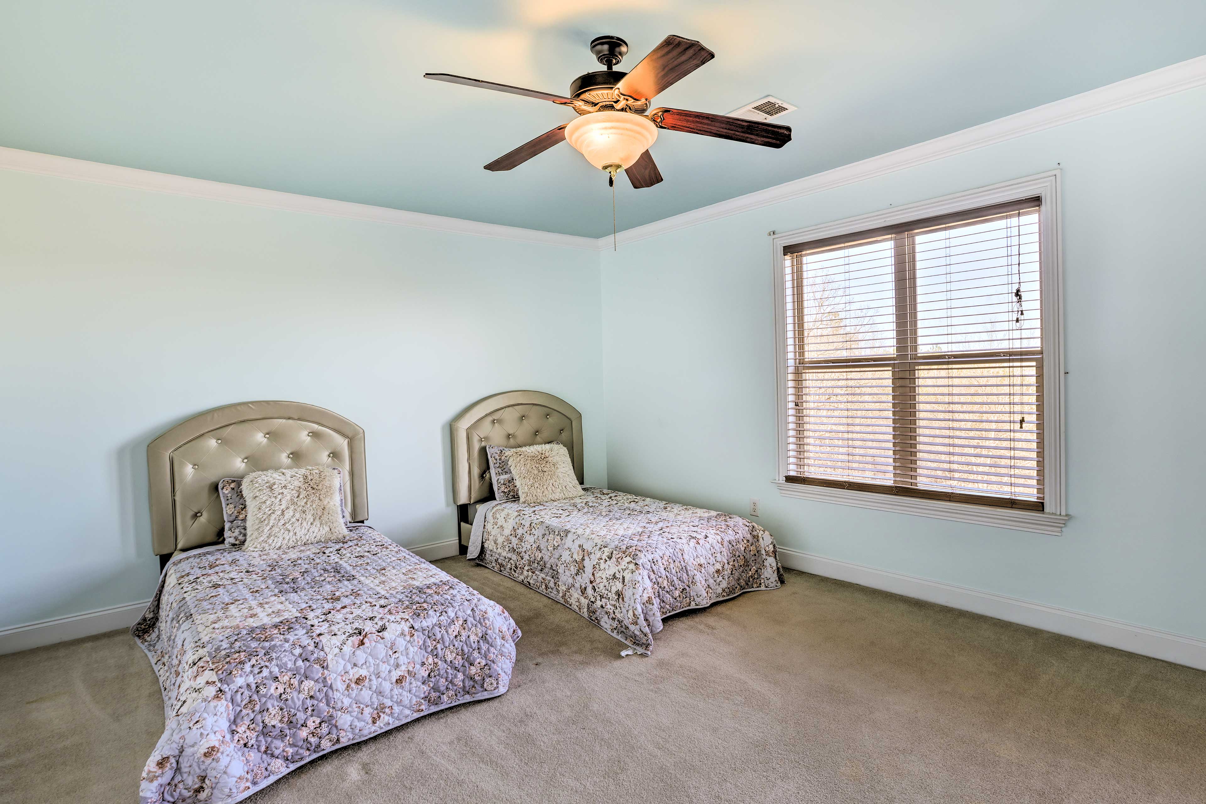 Bedroom 2 | 2 Twin Beds | Upper Level | Smart TV