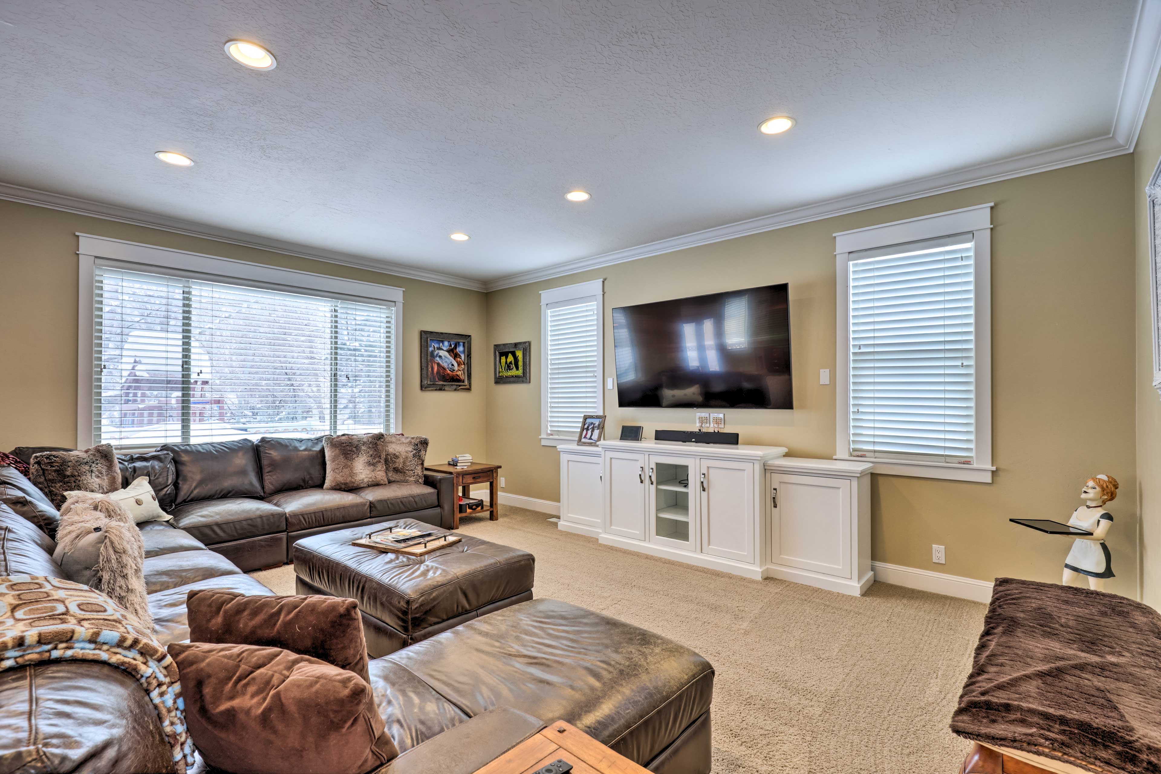 Living Room | Smart TV | Central Heating & Air Conditioning | Ceiling Fans