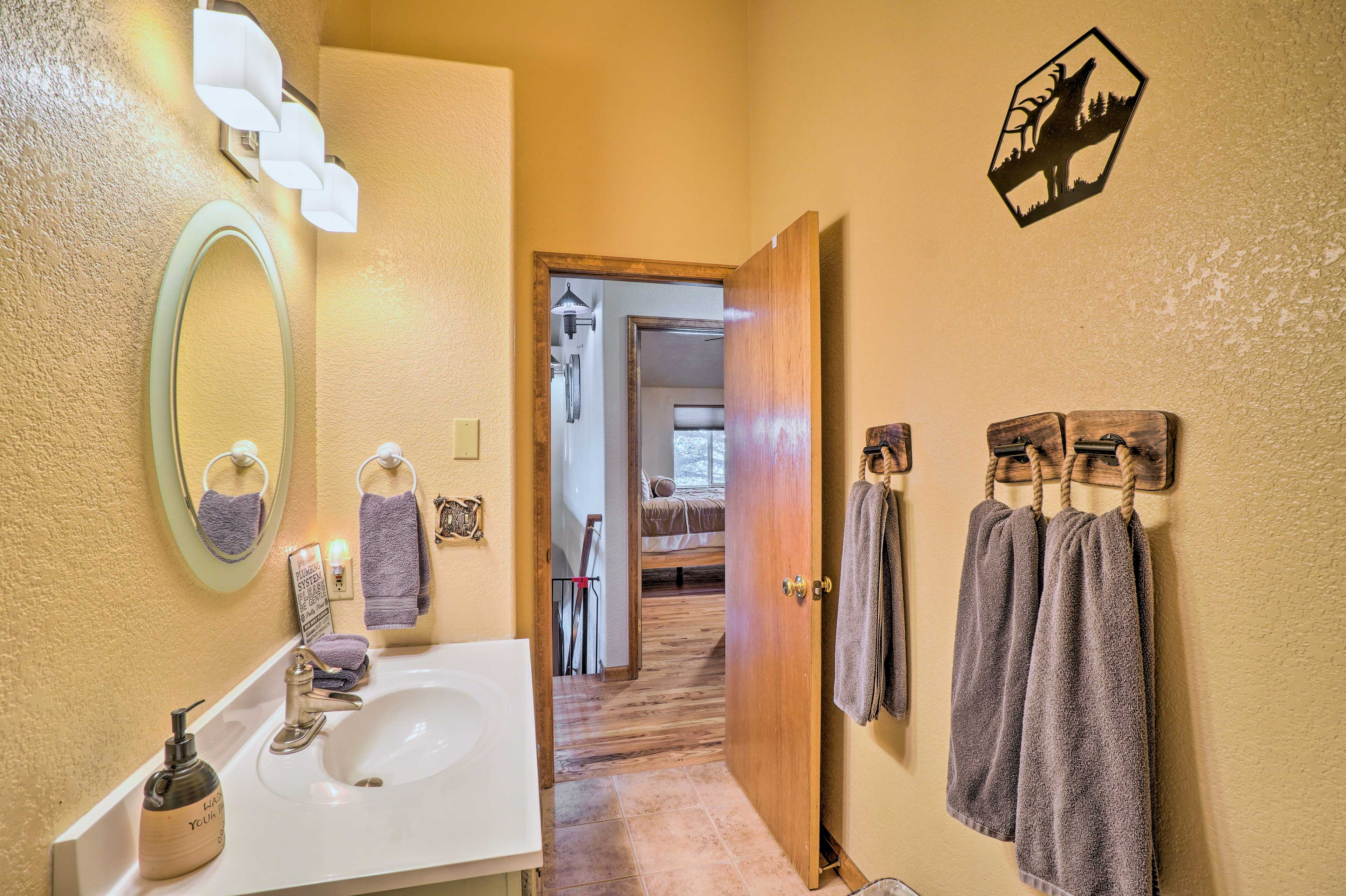 Full Bathroom | 2nd Floor | Complimentary Toiletries | Towels Provided