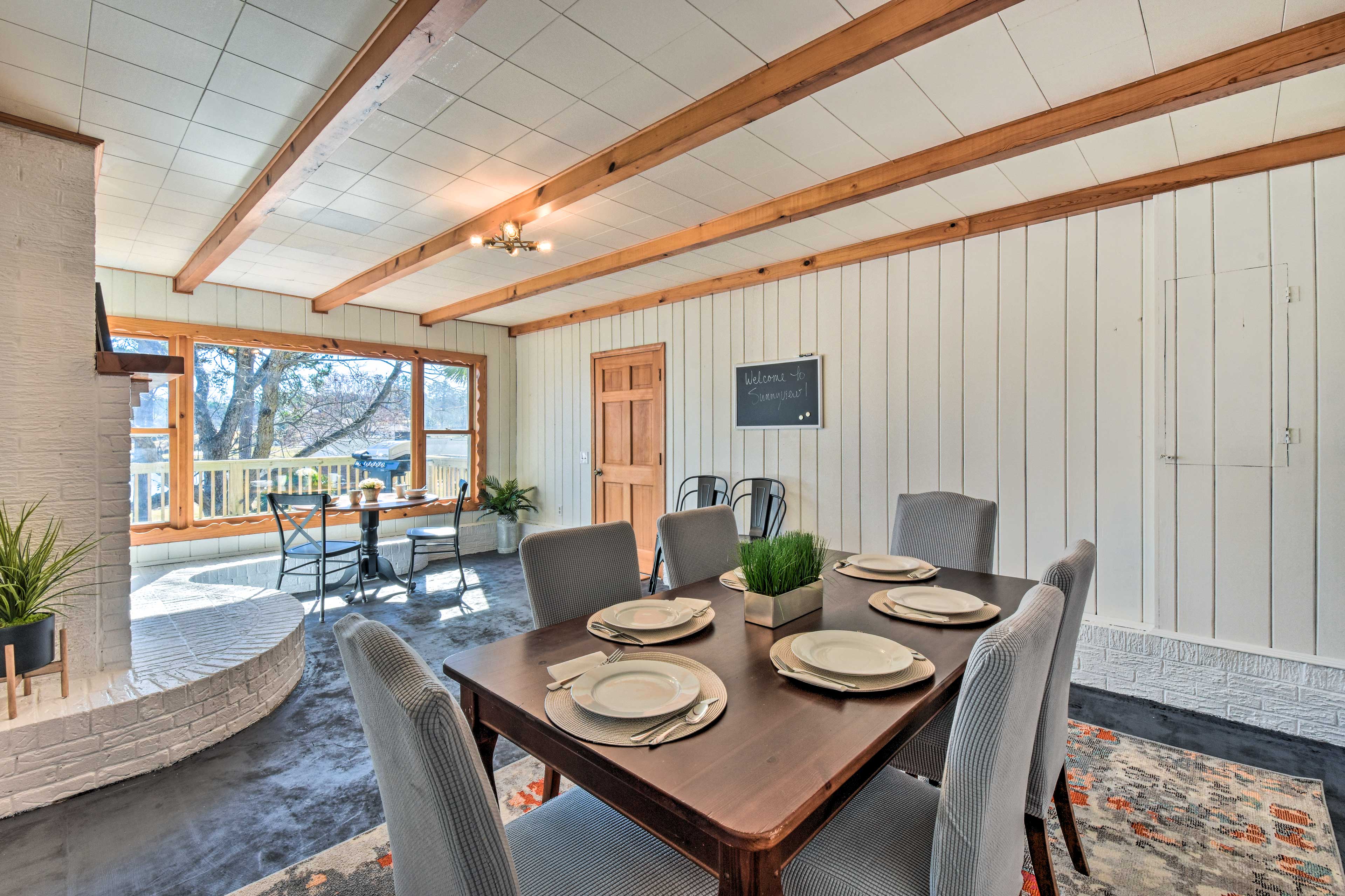 Dining Area | Dishware & Flatware Provided