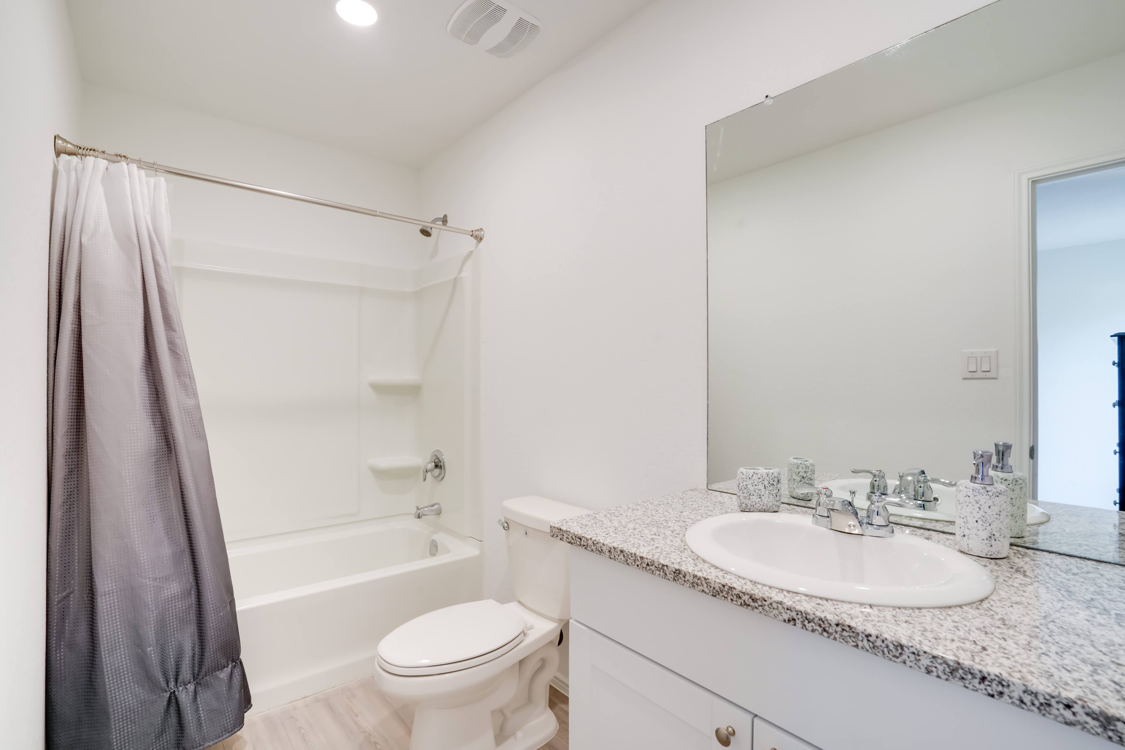 Full Bathroom | Shower/Tub Combo | Towels Provided