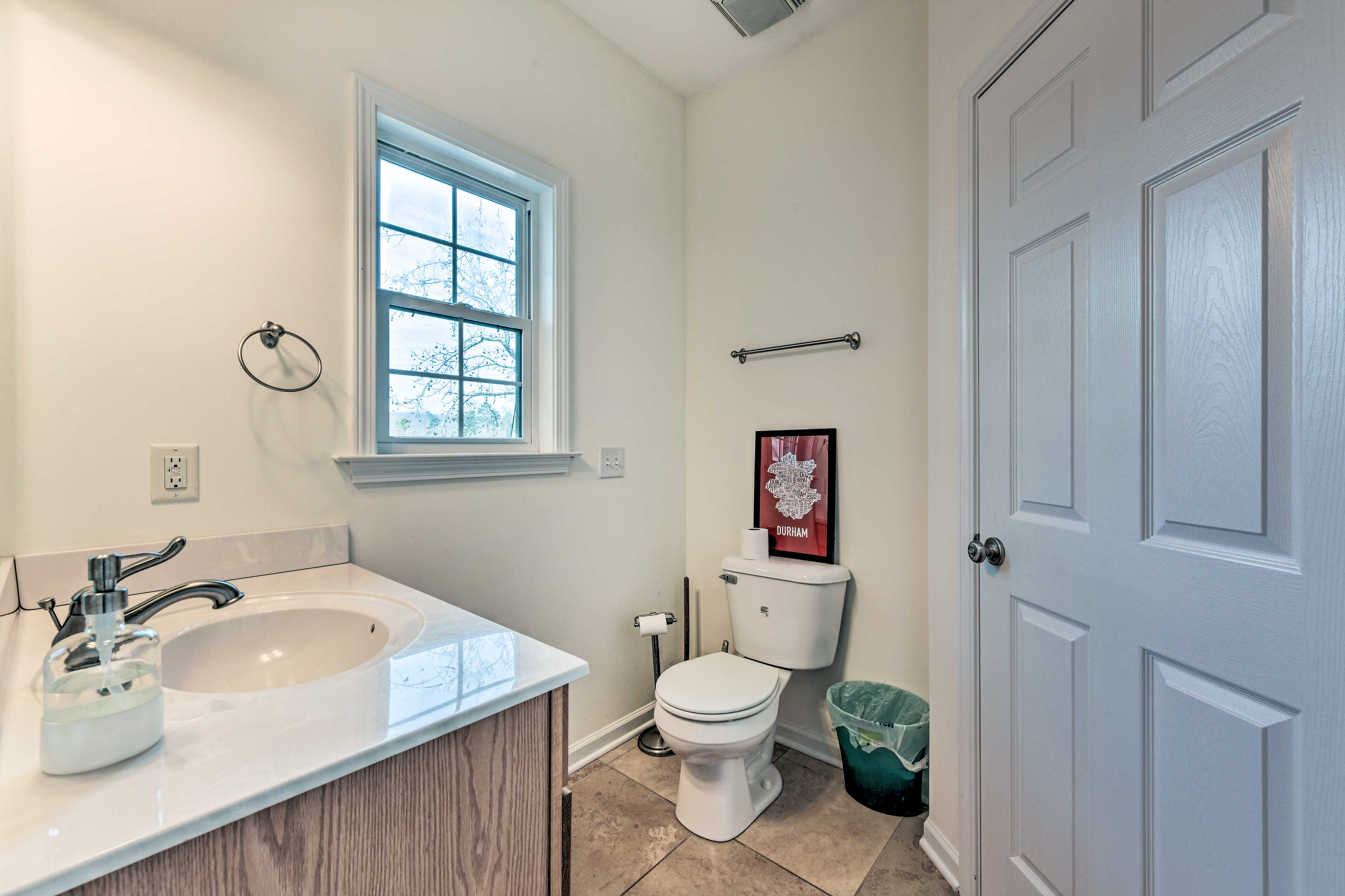 Full Bathroom | 2nd Floor | Complimentary Toiletries