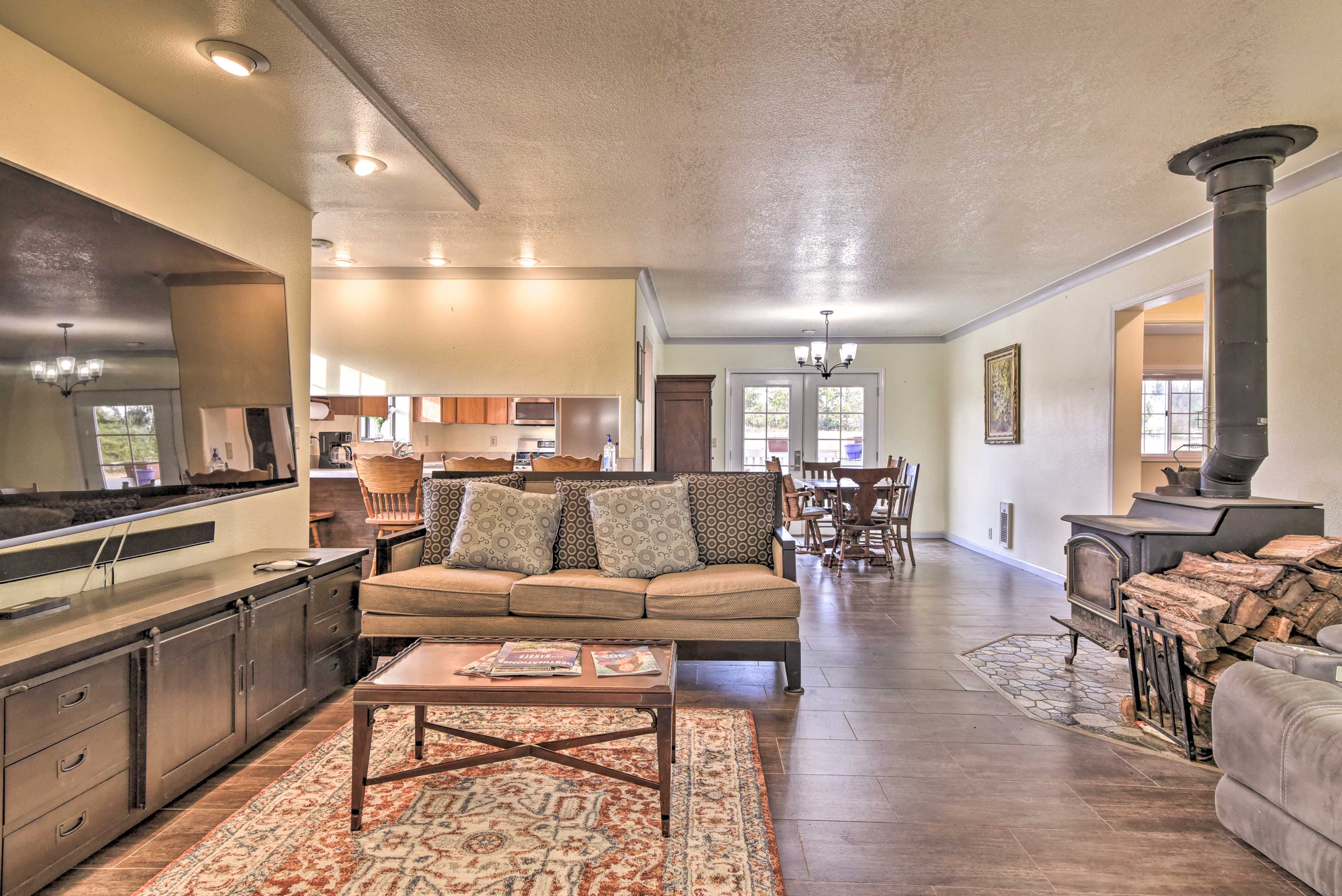 La Center Vacation Rental | 7BR | 3.5BA | Step-Free Access | 4,079 Sq Ft