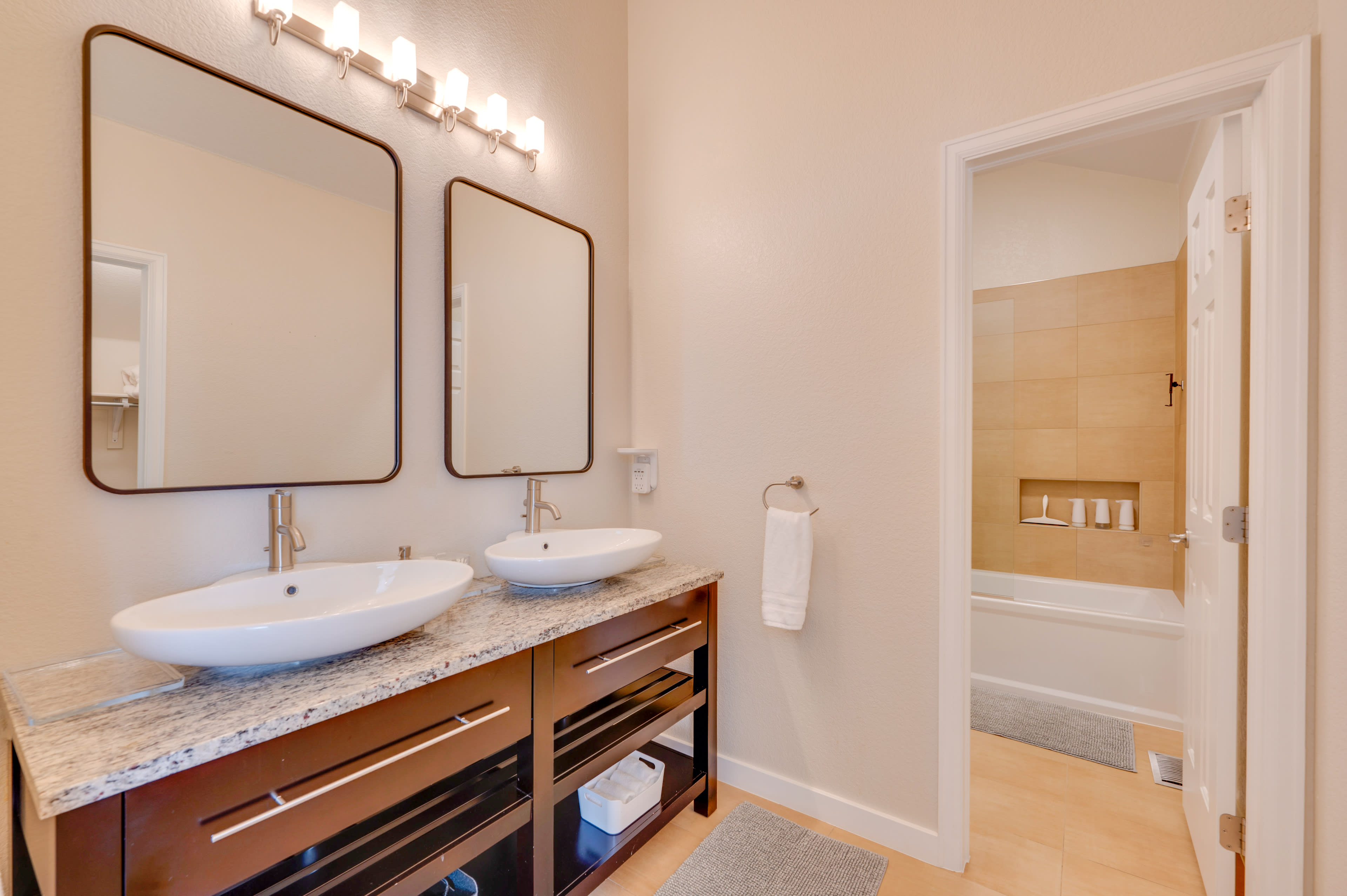 Full Bathroom | 2nd Floor | Complimentary Toiletries | Hair Dryer