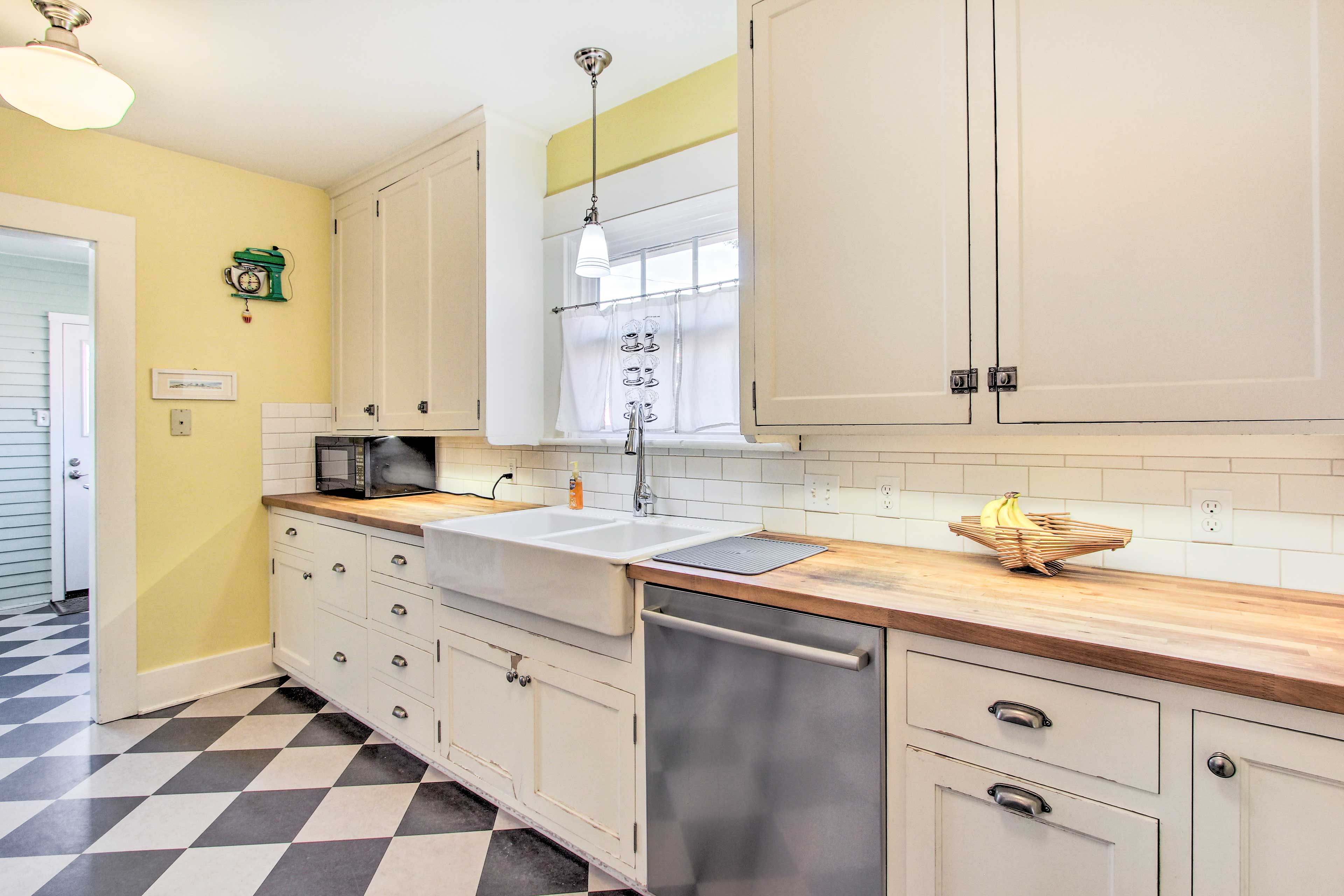 Kitchen | 1st Floor | Dishwasher | Toaster | Crockpot | Cooking Basics