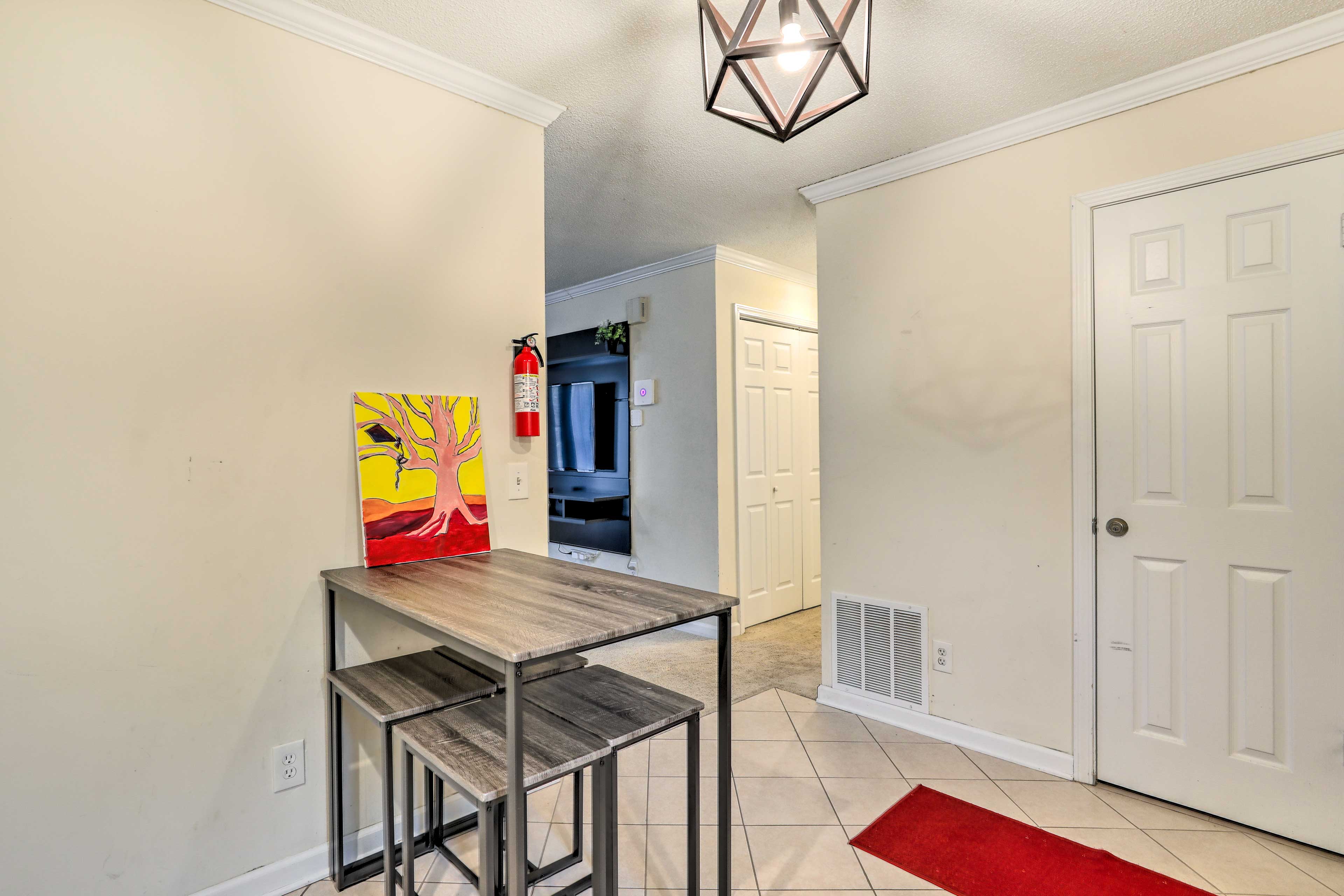 Dining Area | Dishware/Flatware Provided