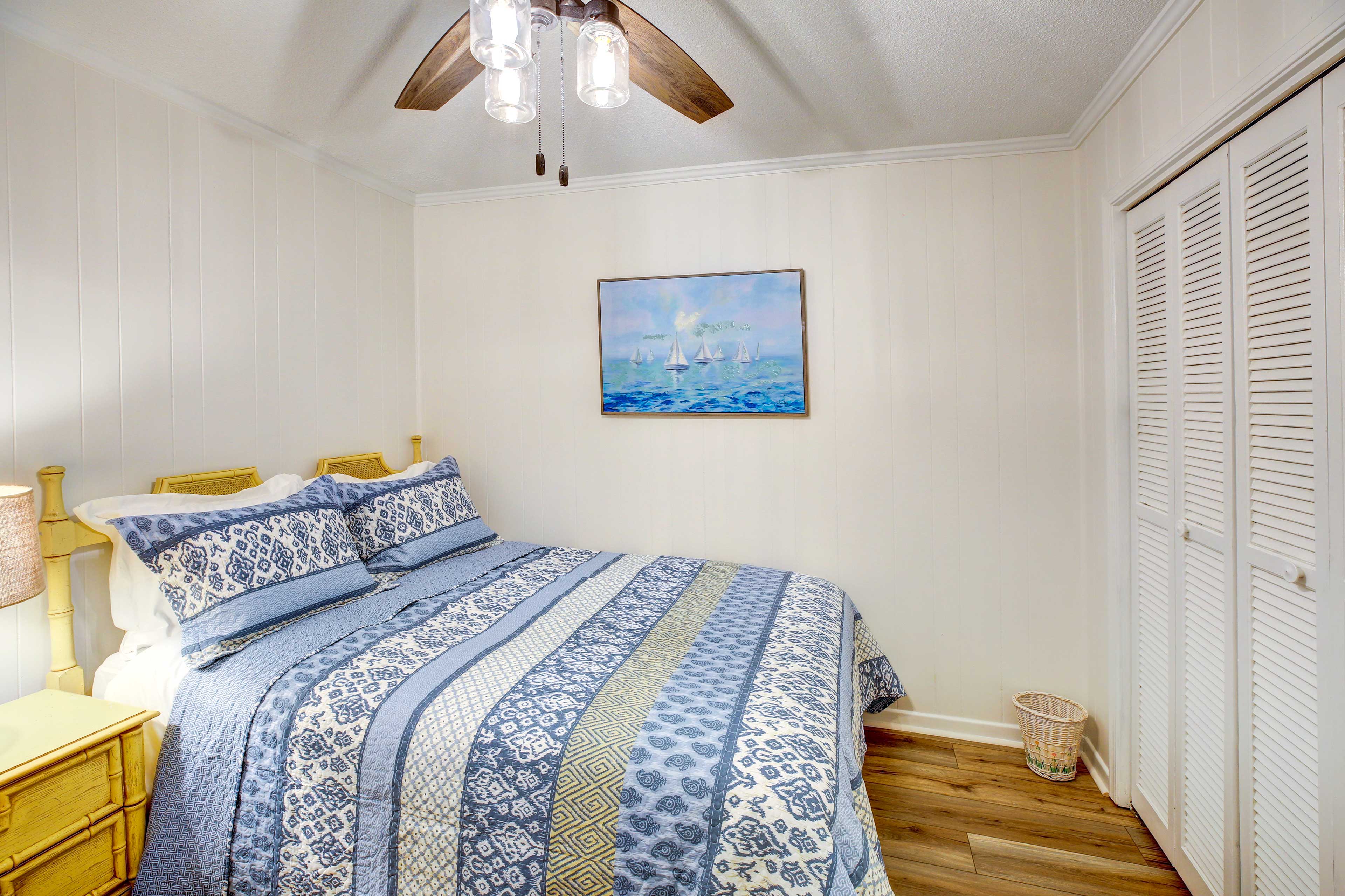 Bedroom 2 | Twin Bed | Queen Bed