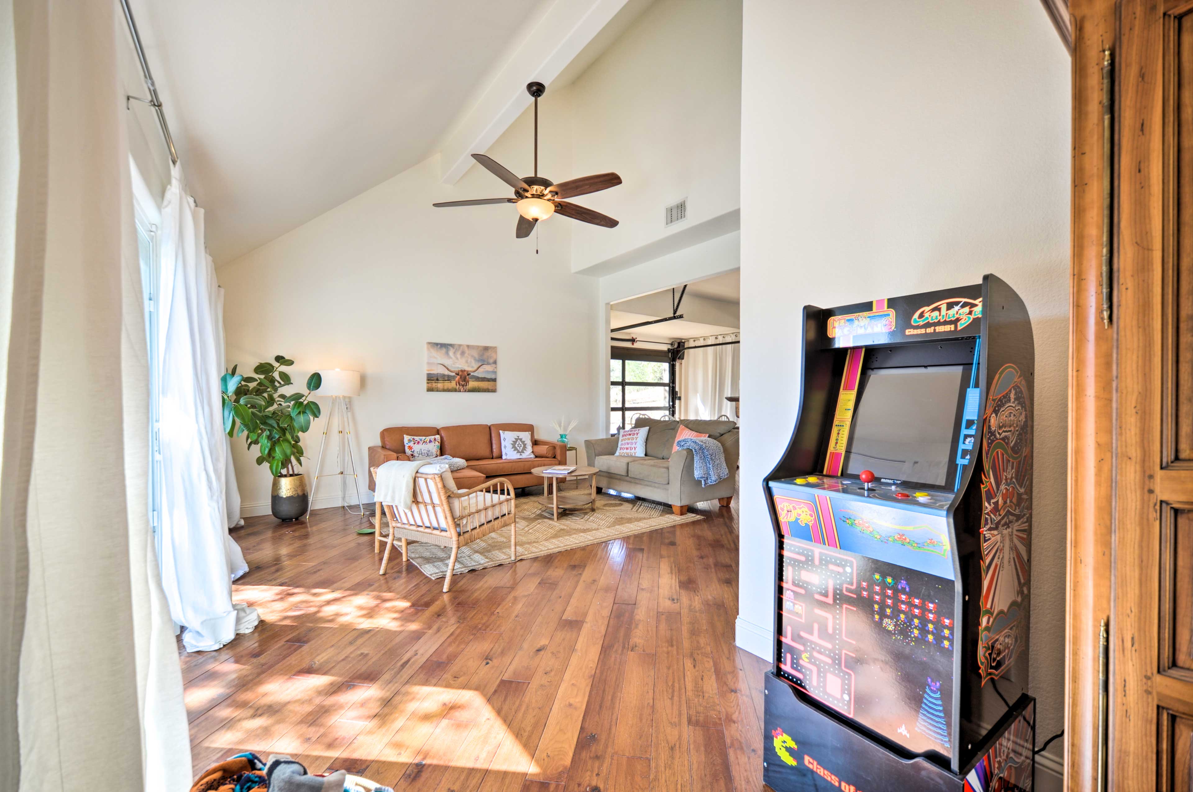 Living Room | 1st Floor | Free WiFi (1 Gbps) | Arcade Game | Smart TV w/ Cable