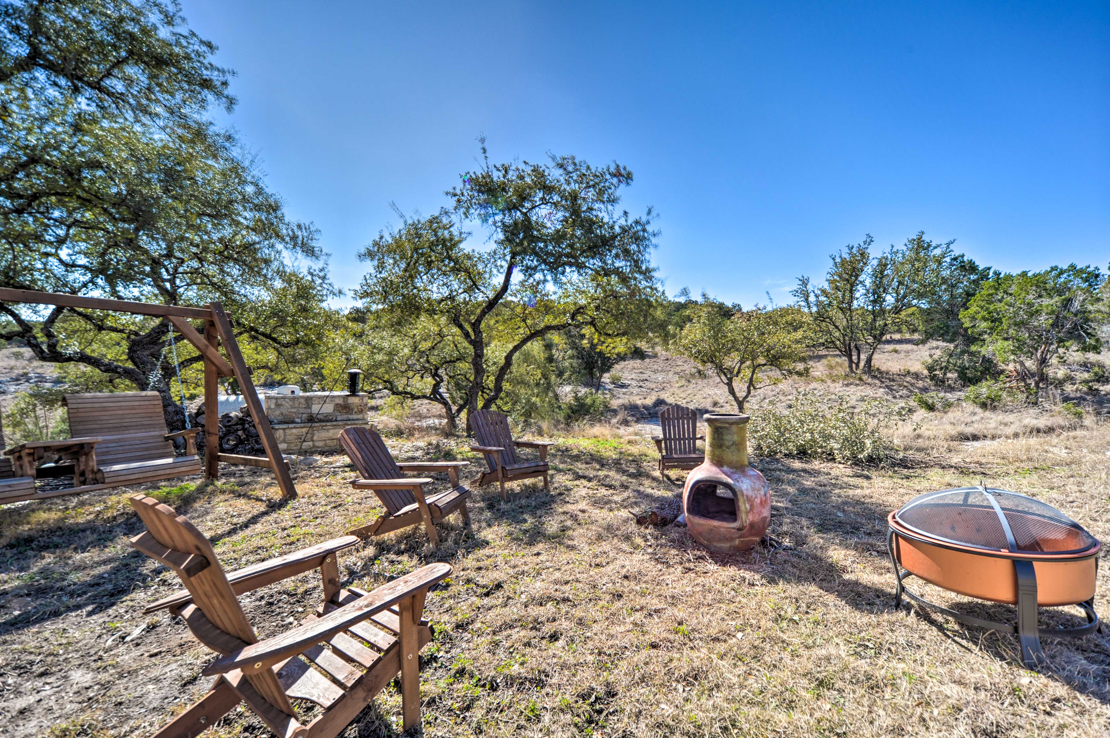 Private Yard | Fire Pit (Wood Provided)