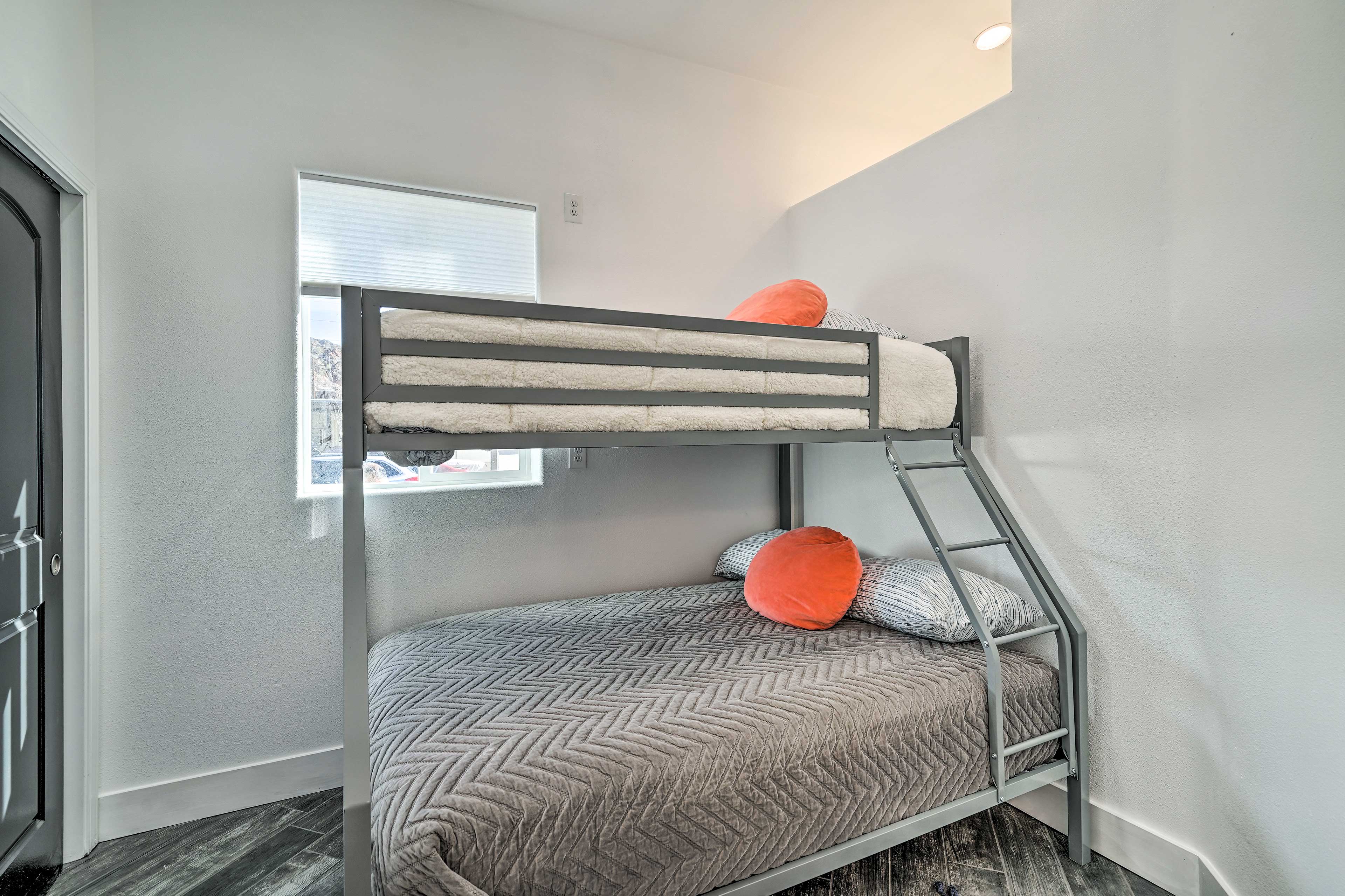 Bedroom 3 | Twin/Queen Bunk Bed