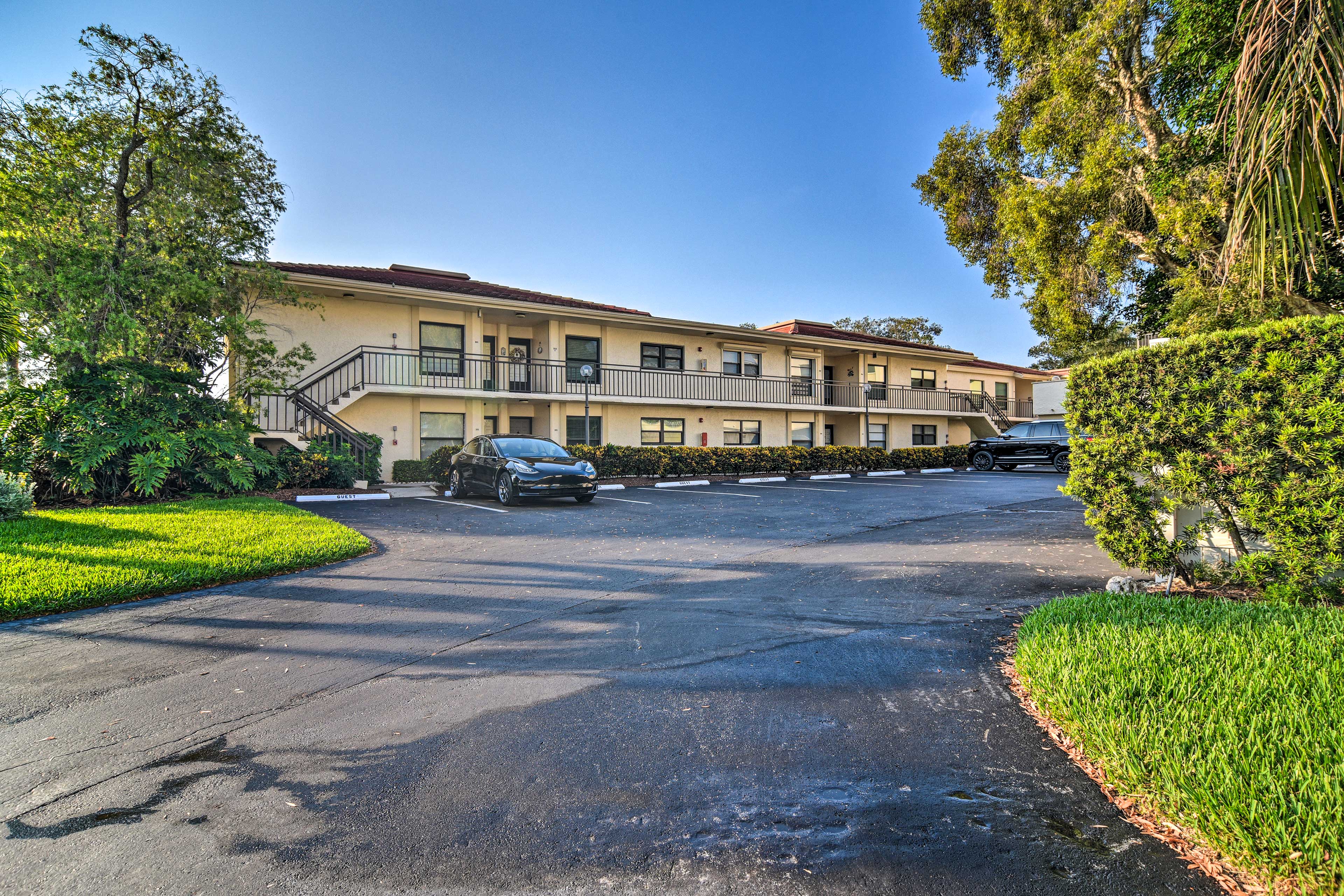 Parking | Driveway (1 Vehicle, Handicap Accessible)