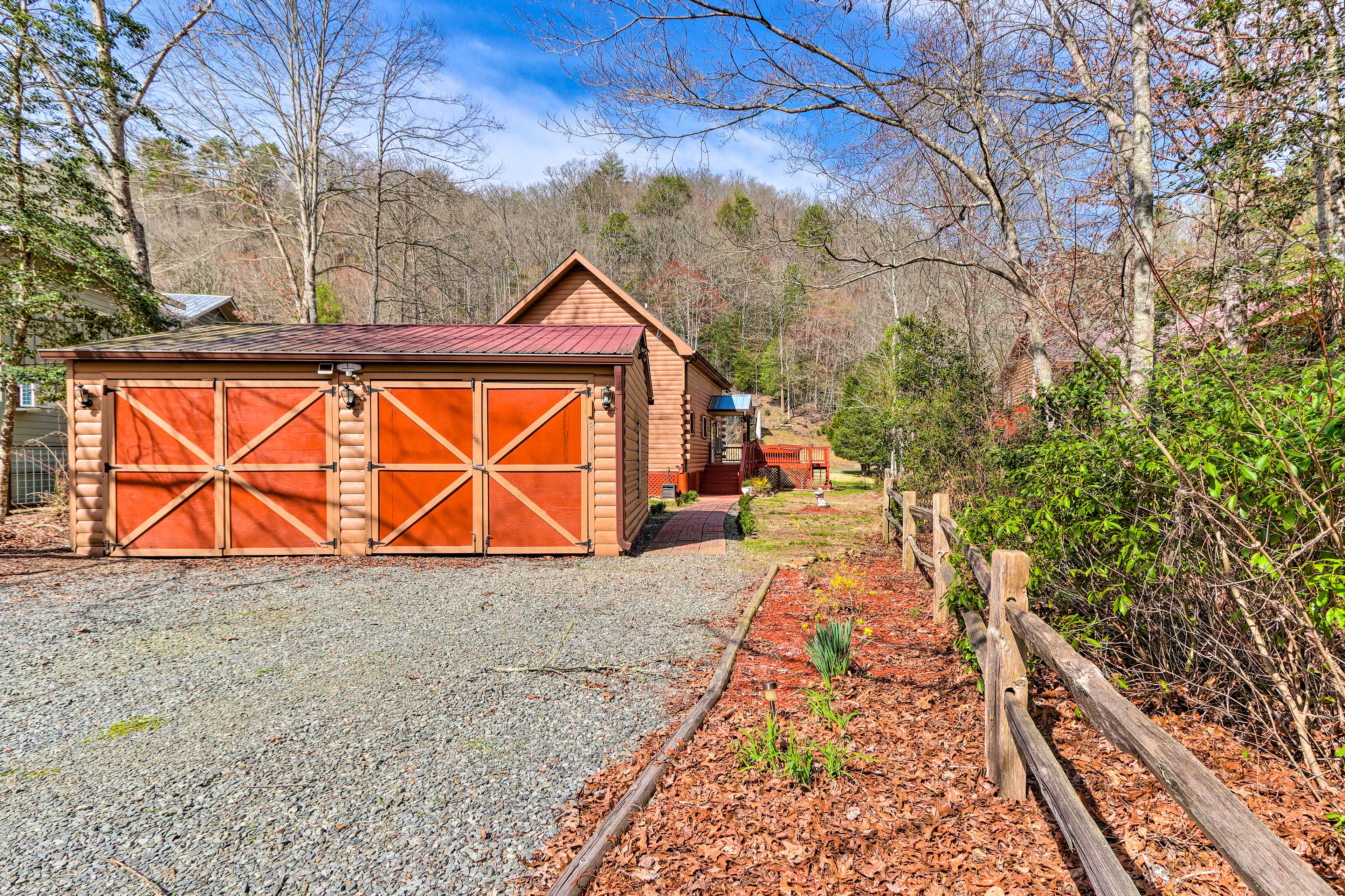 Parking | Detached Garage (1 Vehicle) | Driveway (6 Vehicles)