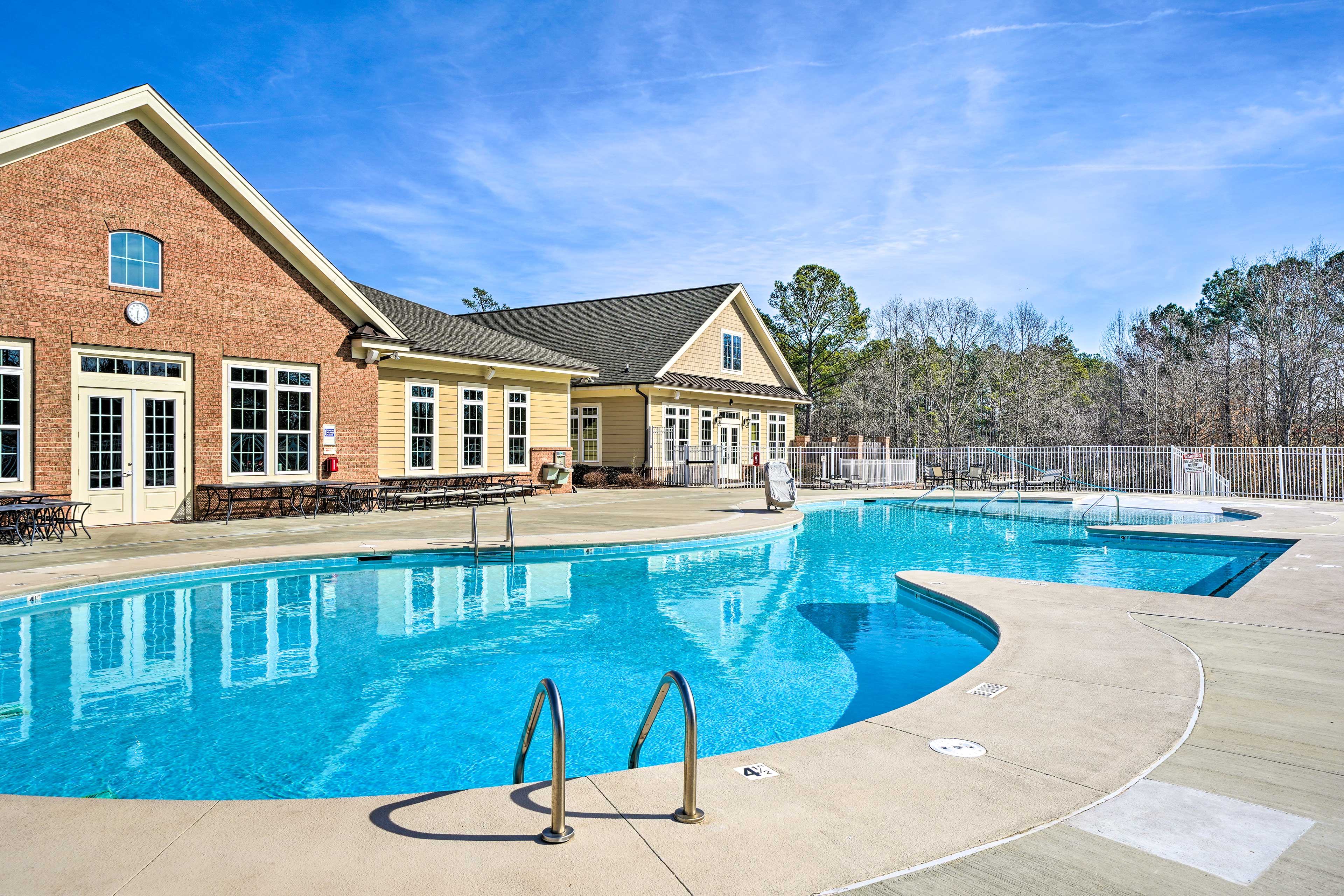 Community Amenities | Outdoor Pool