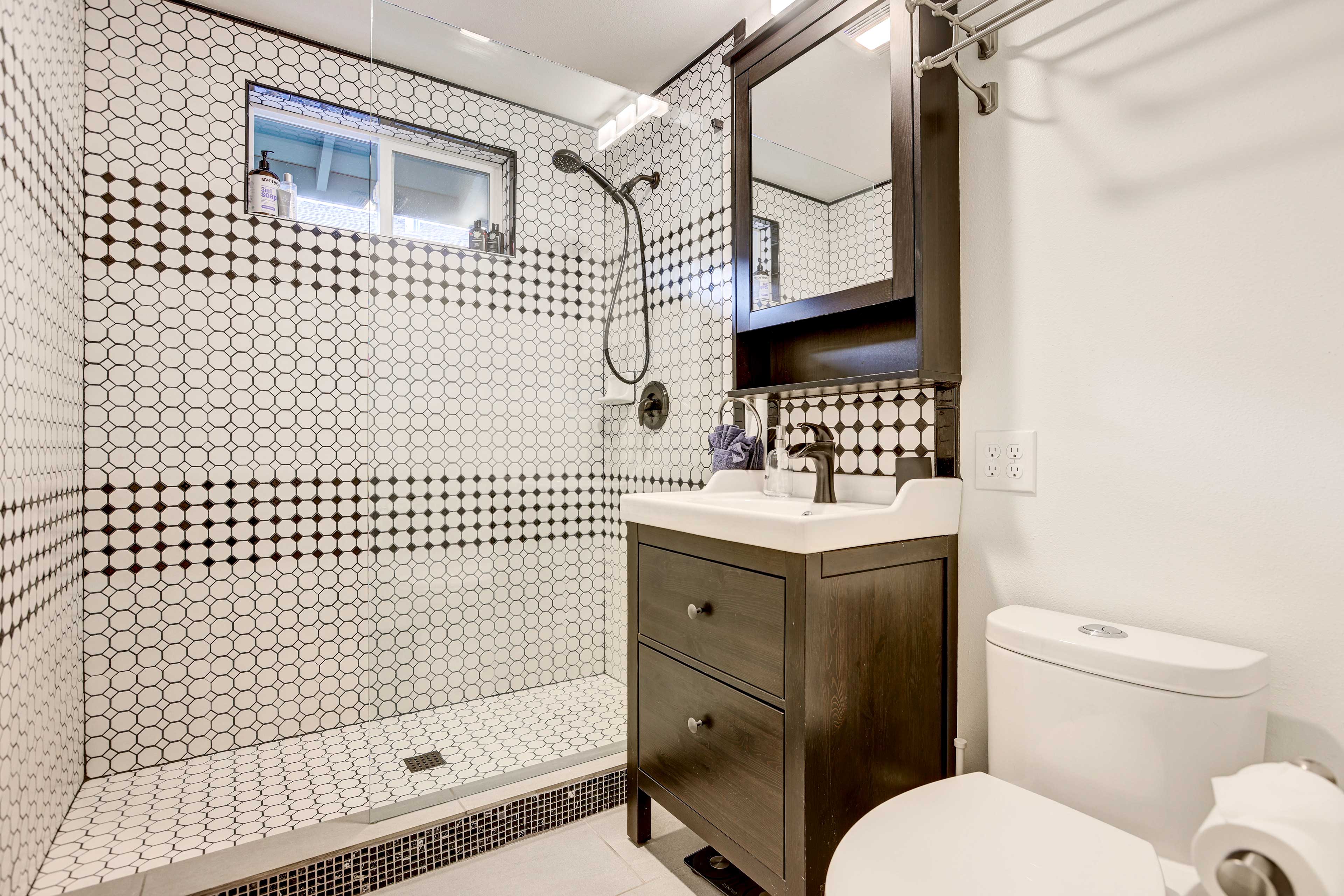 En-Suite Bathroom | Towels Provided | Complimentary Toiletries