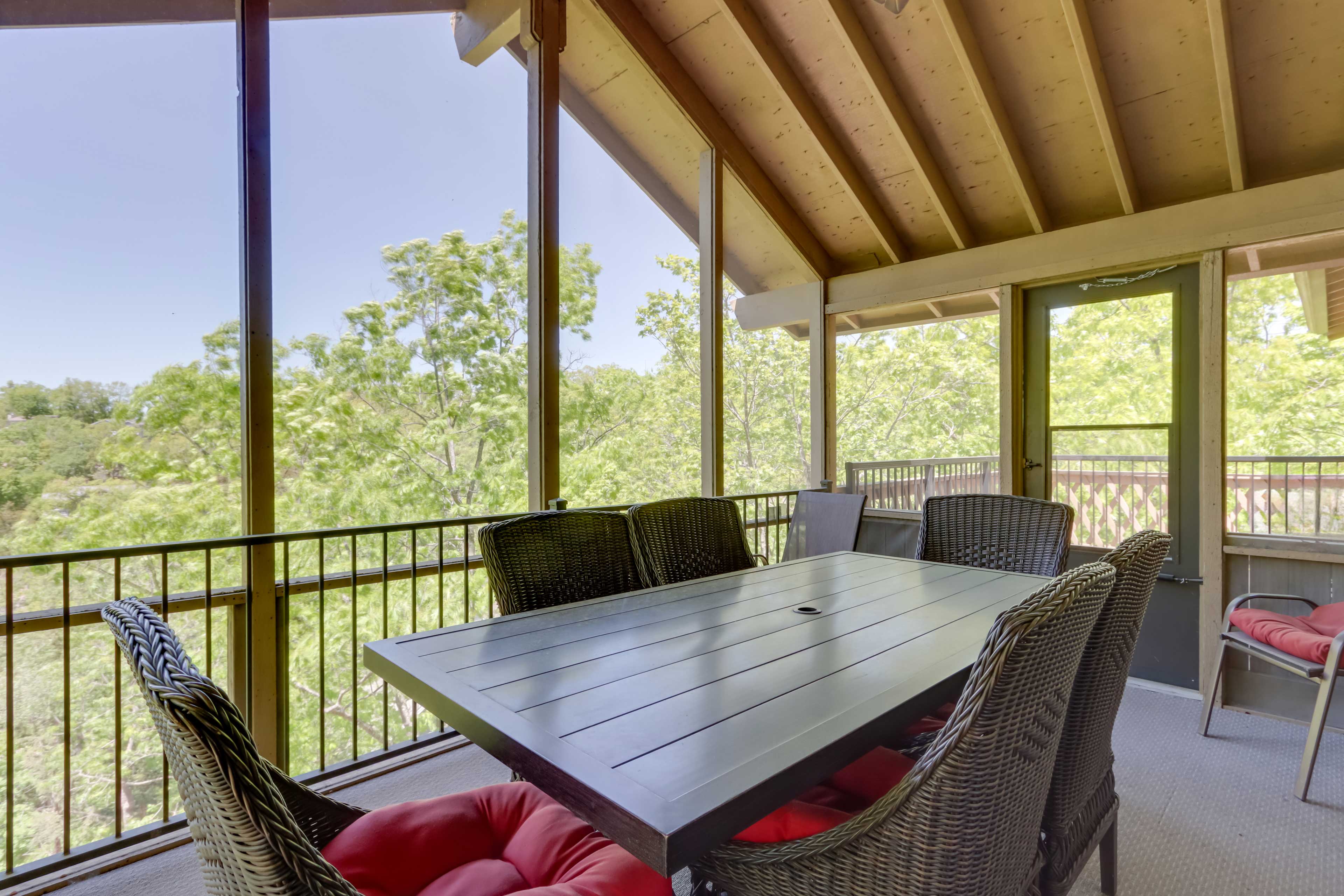 Screened-In Porch | Seating & Dining