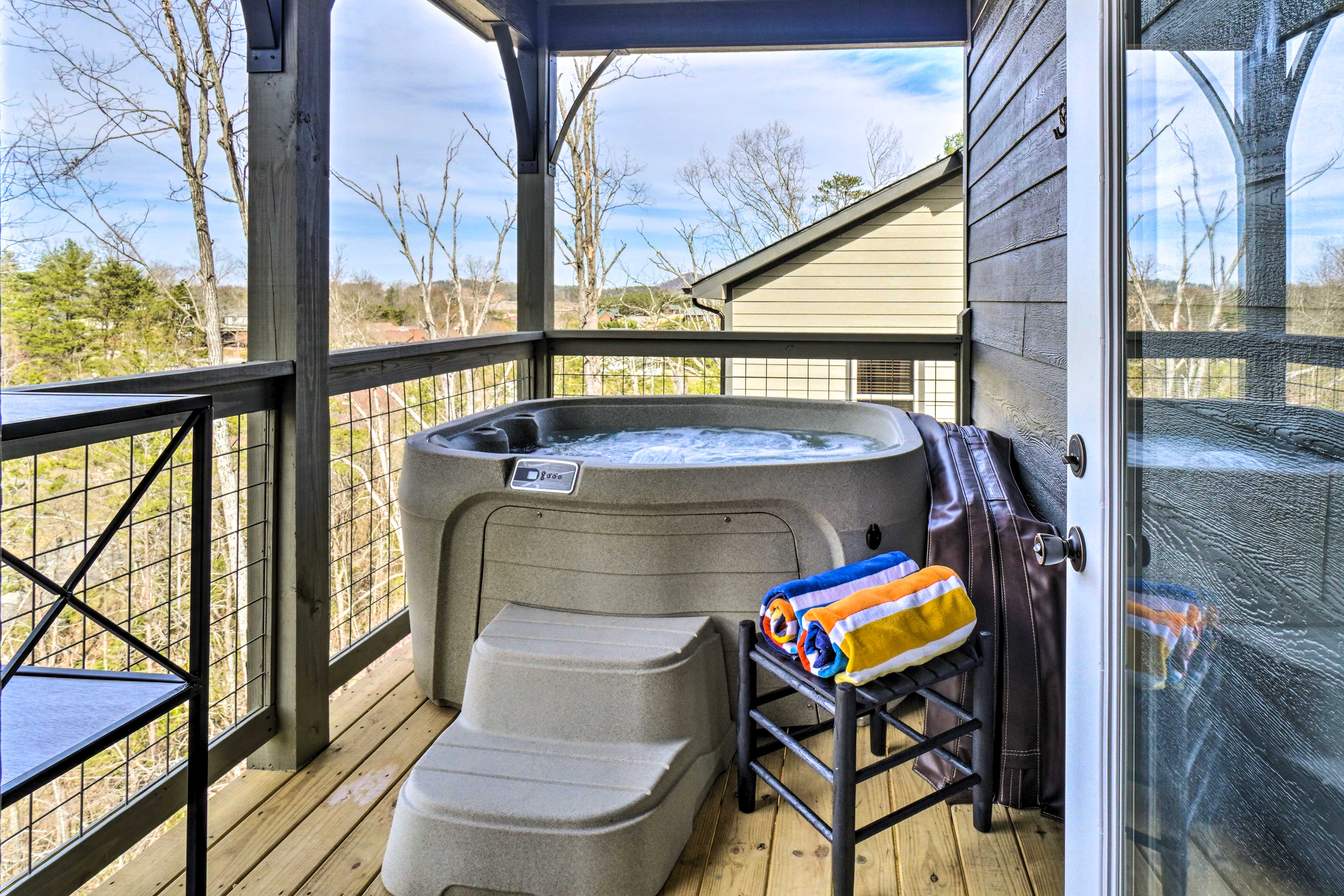 Private Hot Tub | Keyless Entry