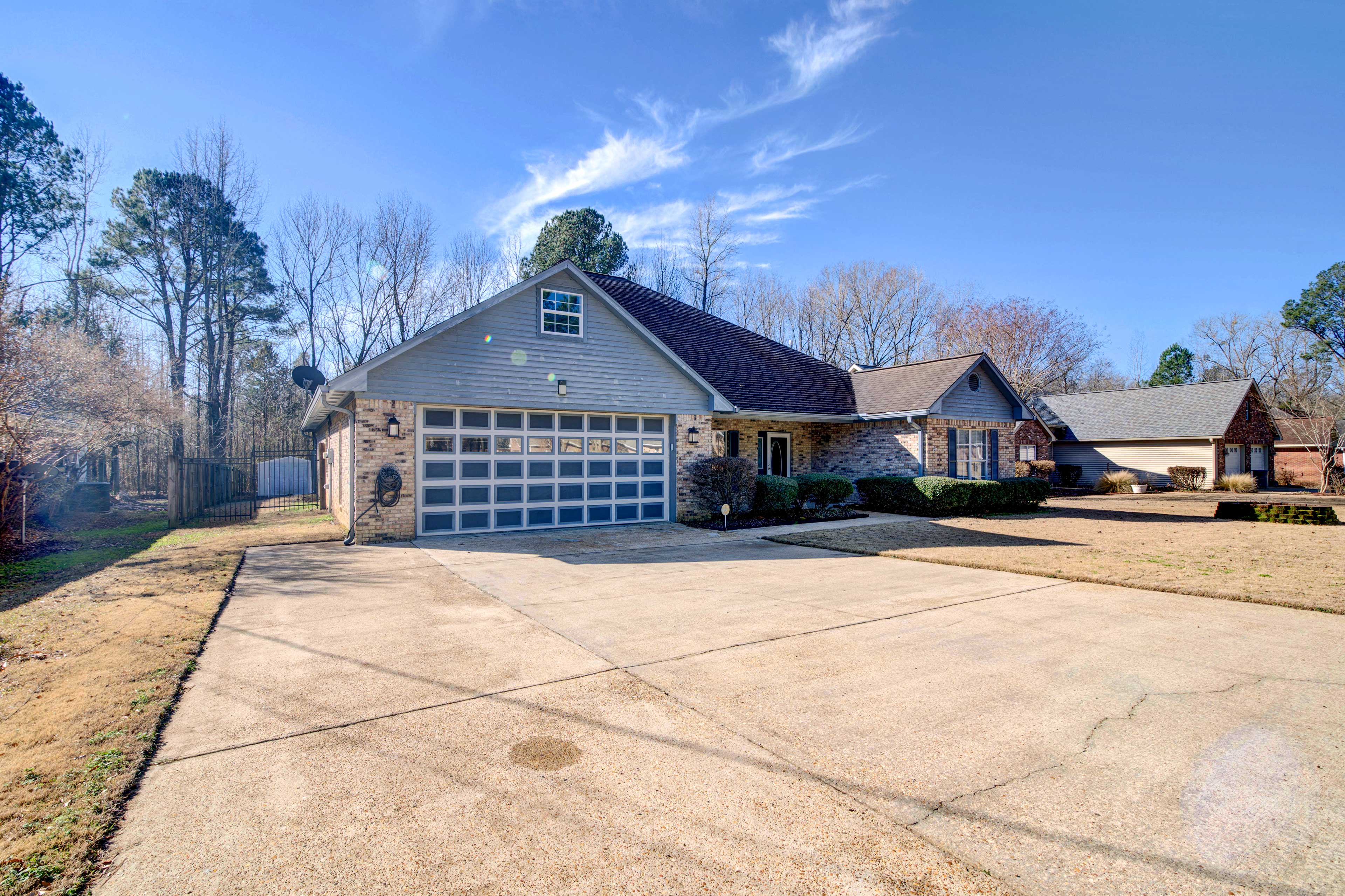 Parking | Driveway (6 Vehicles) | Garage (2 Vehicles) | Free Street Parking