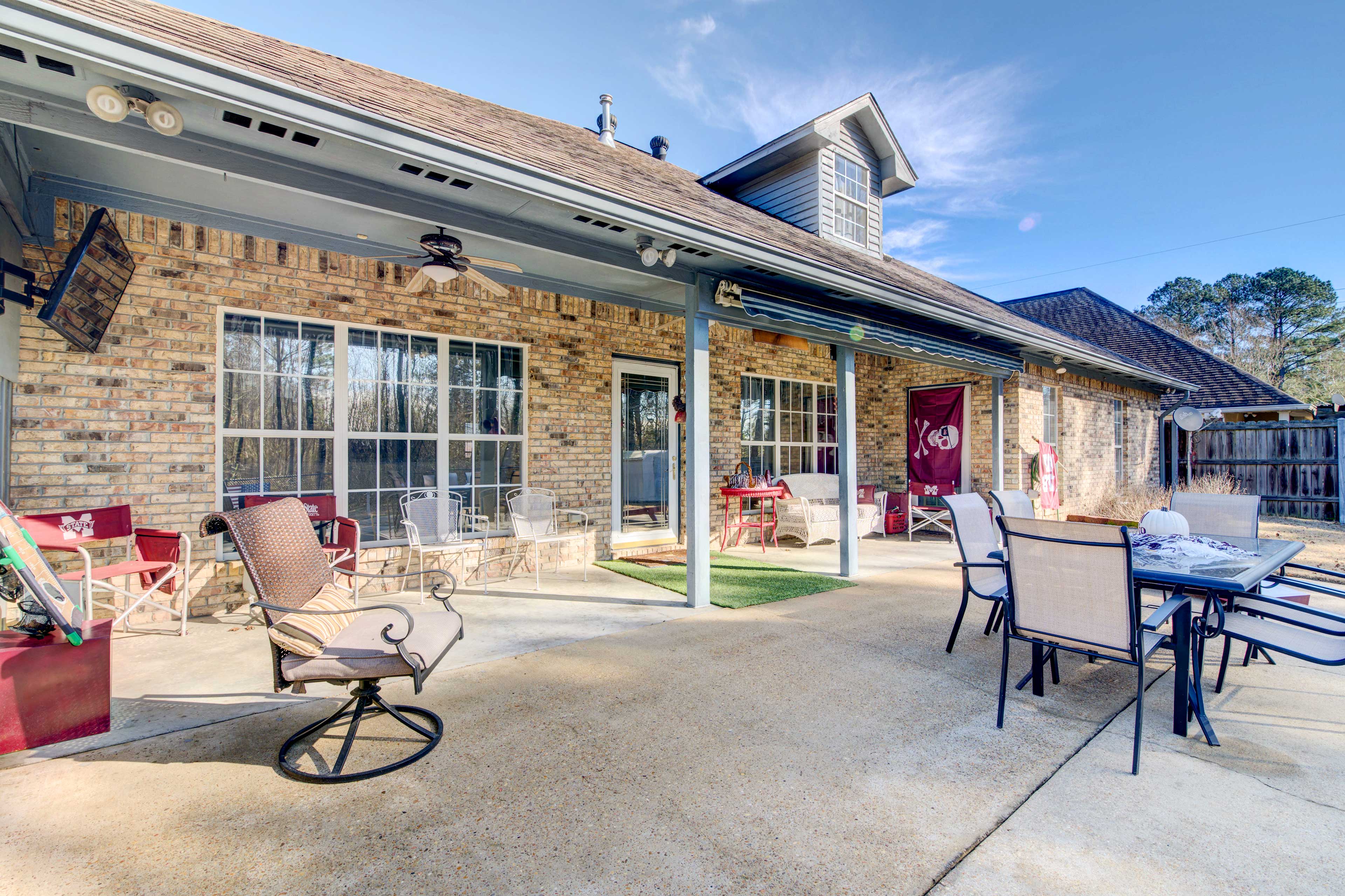 Patio | Outdoor Dining Area | Flat-Screen TV | Cornhole