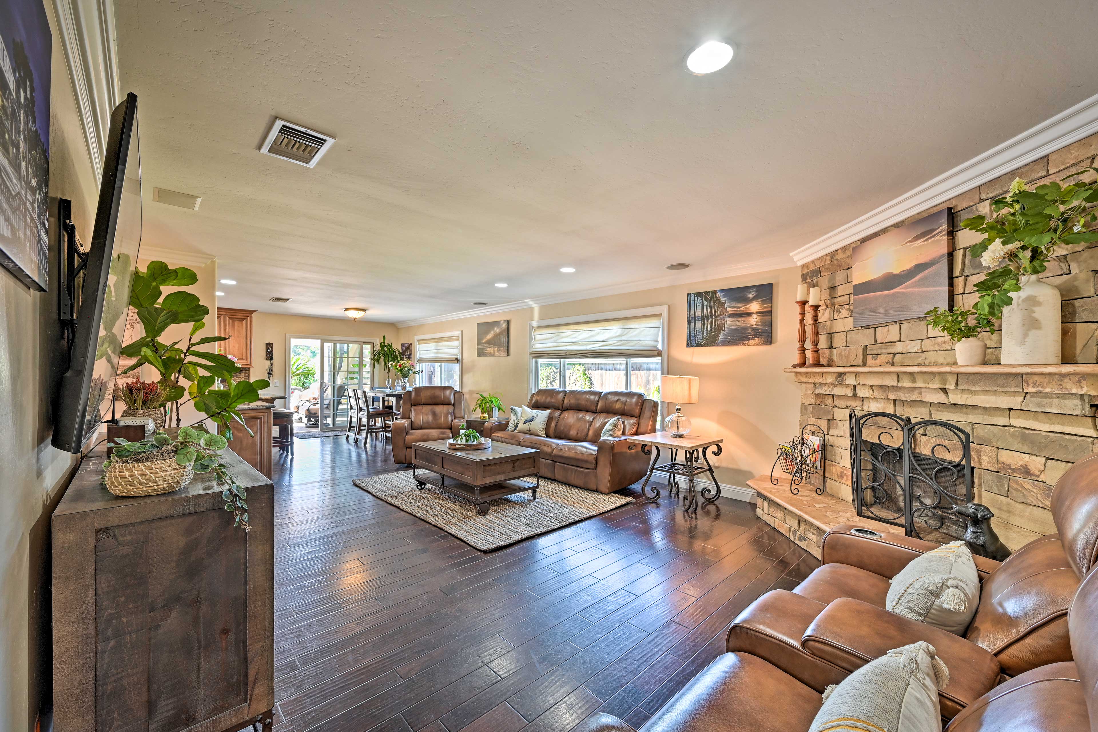 Living Room | Smart TV | Queen Air Mattress | Fireplace (Decorative Only)