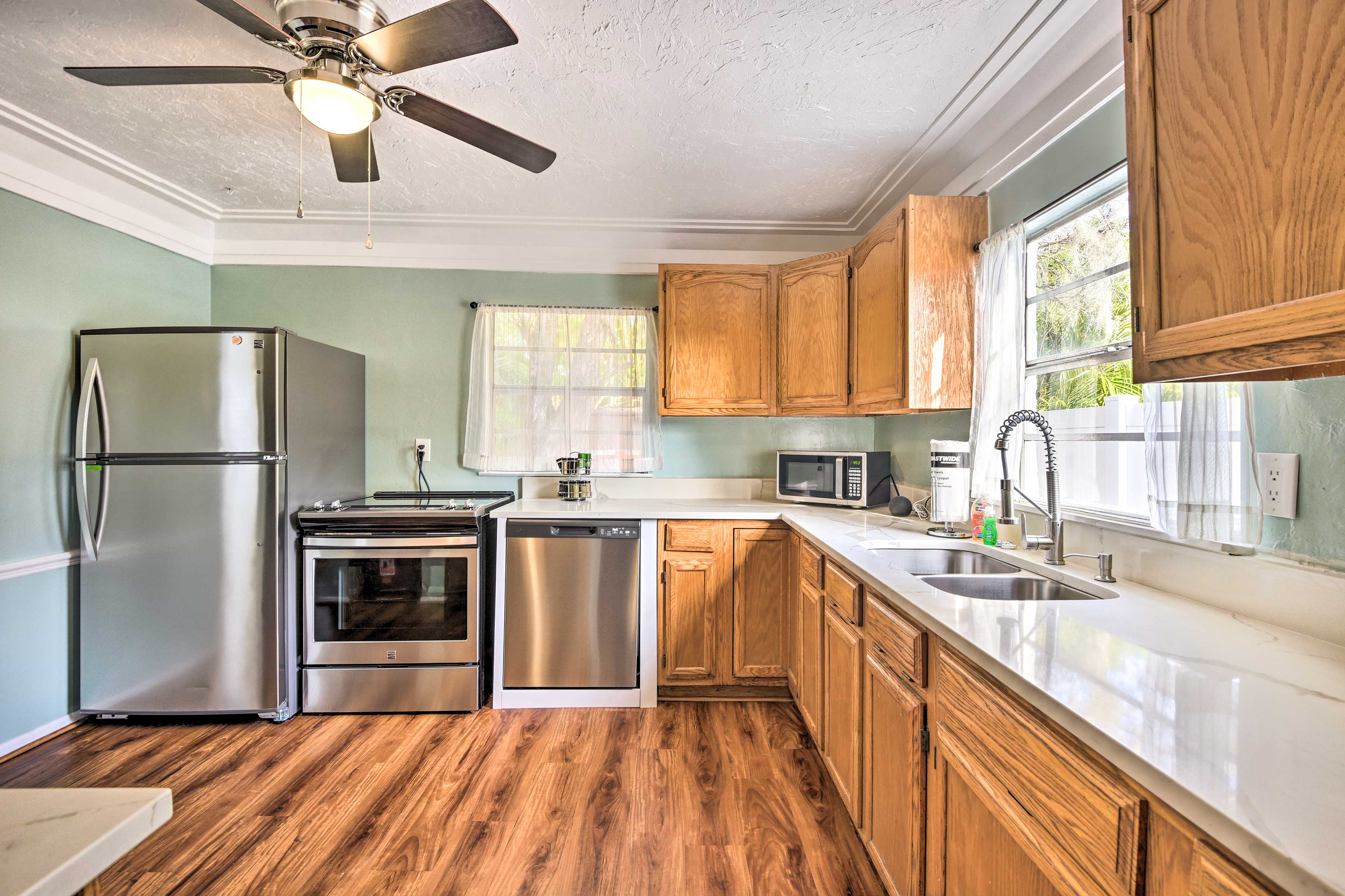 Kitchen | Toaster | Trash Bags & Paper Towels Provided | Complimentary Spices