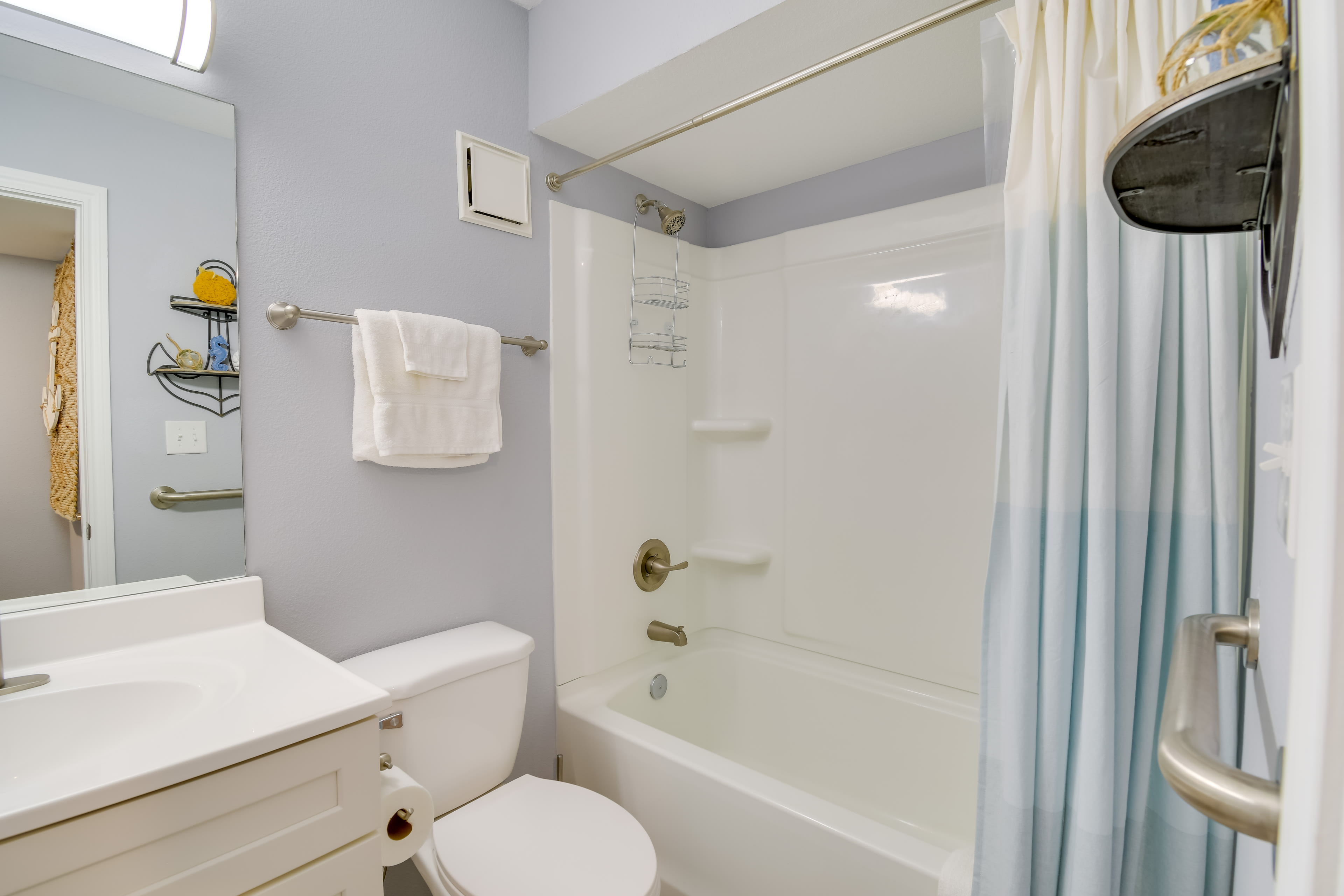 Full Bathroom | Complimentary Toiletries