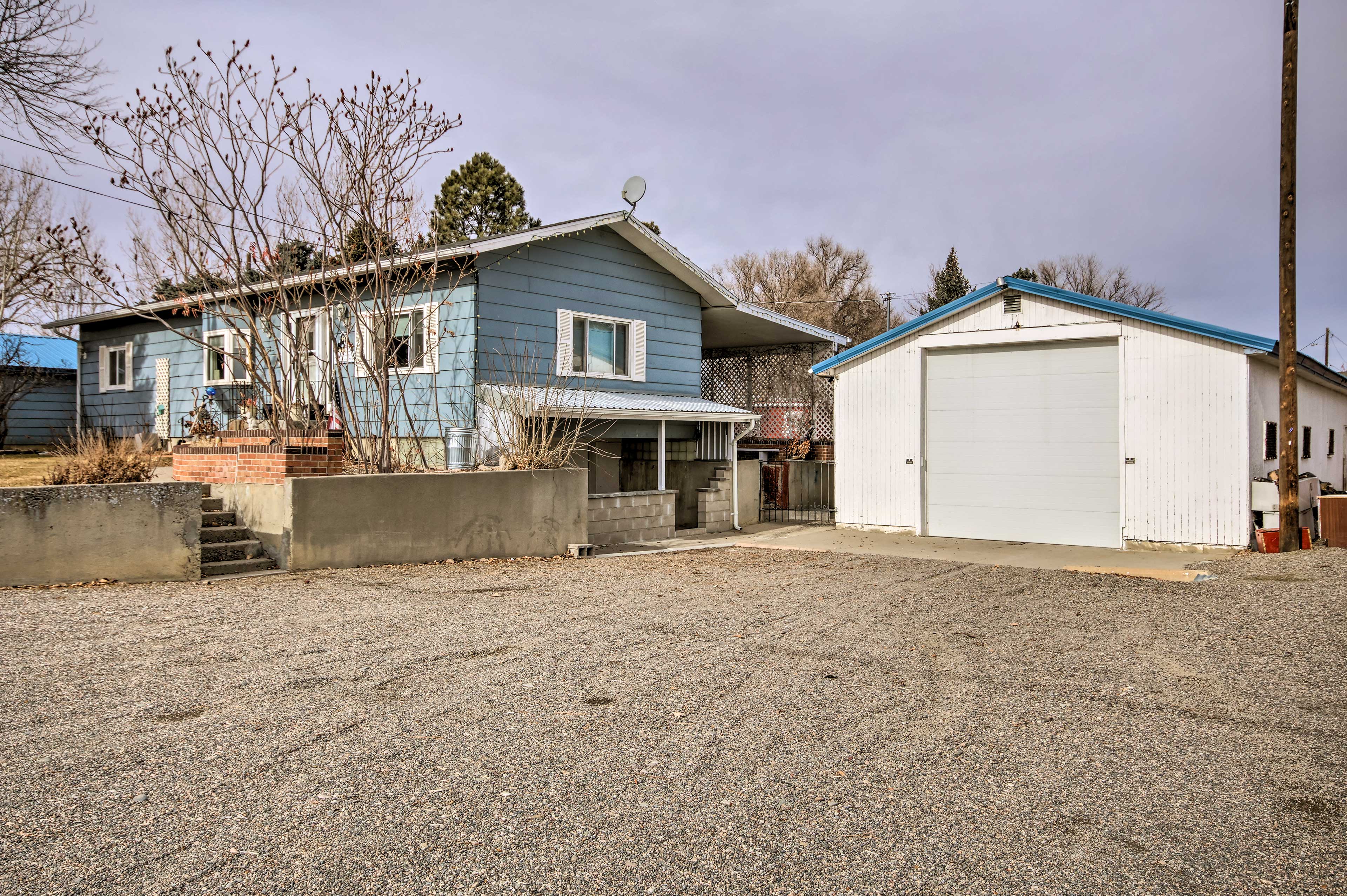 Parking | Driveway (4 Vehicles) | RV/Trailer Parking Available