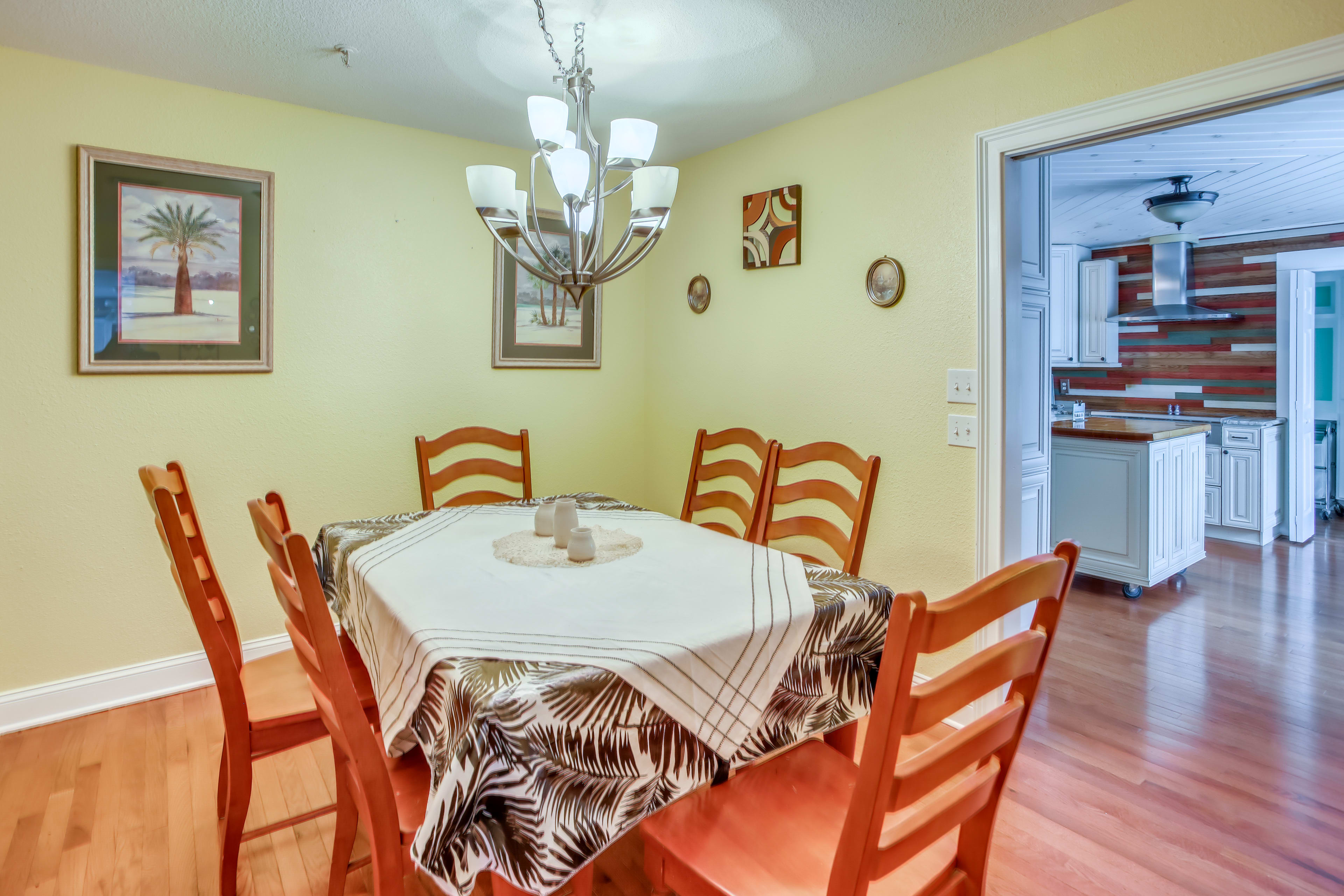 Dining Room | Dishware & Flatware Provided